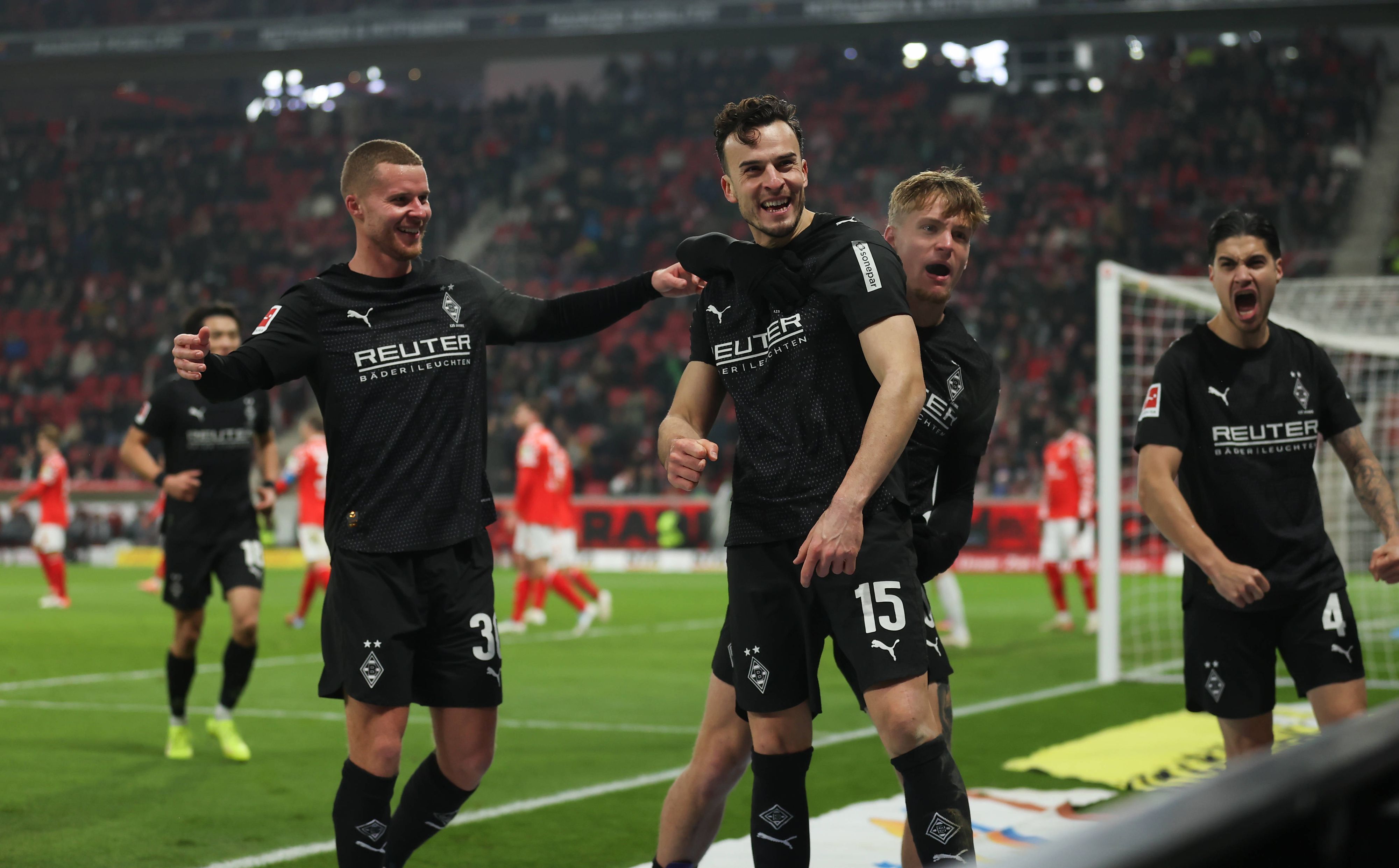 Die Borussia-Profis jubeln über das Tor bei Mainz 05.