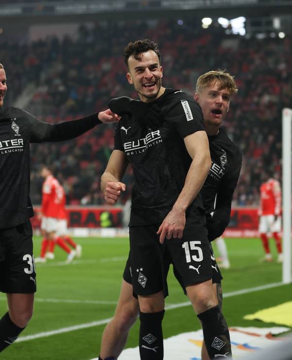 Die Borussia-Profis jubeln über das Tor bei Mainz 05.