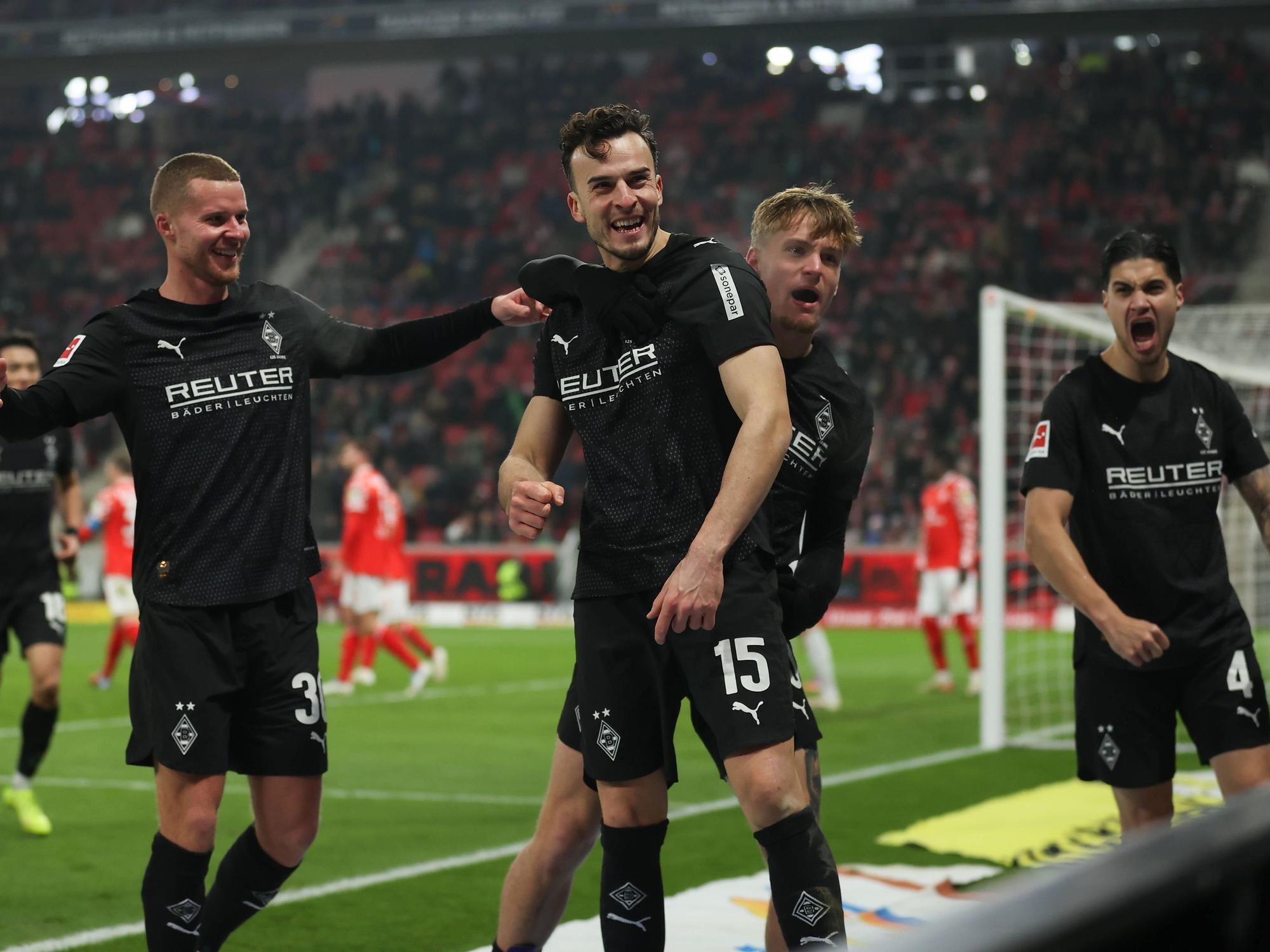 Die Borussia-Profis jubeln über das Tor bei Mainz 05.