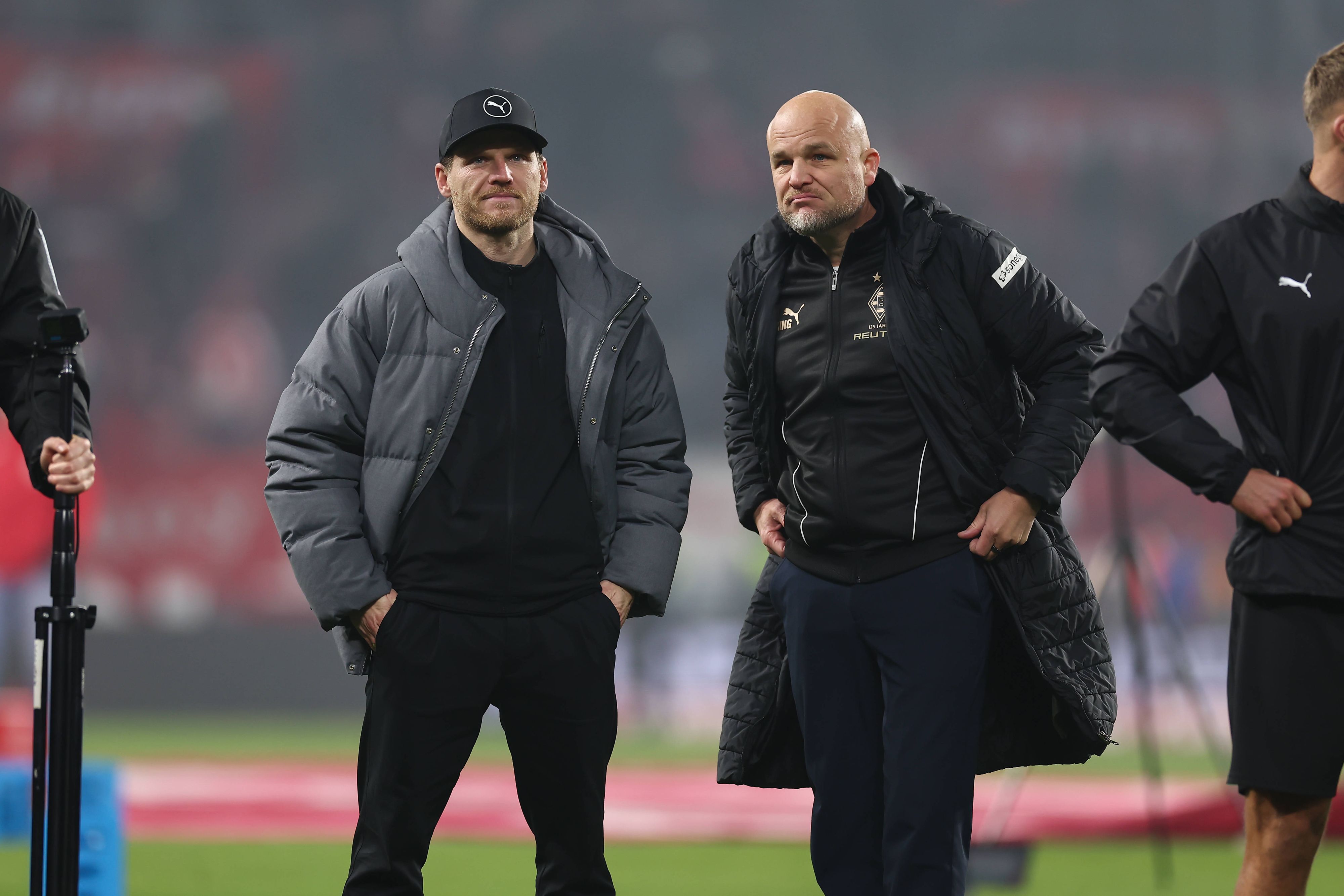 Trainer Eugen Polanski (l.) und Sportboss Rouven Schröder wirken nach dem Spiel erleichtert.