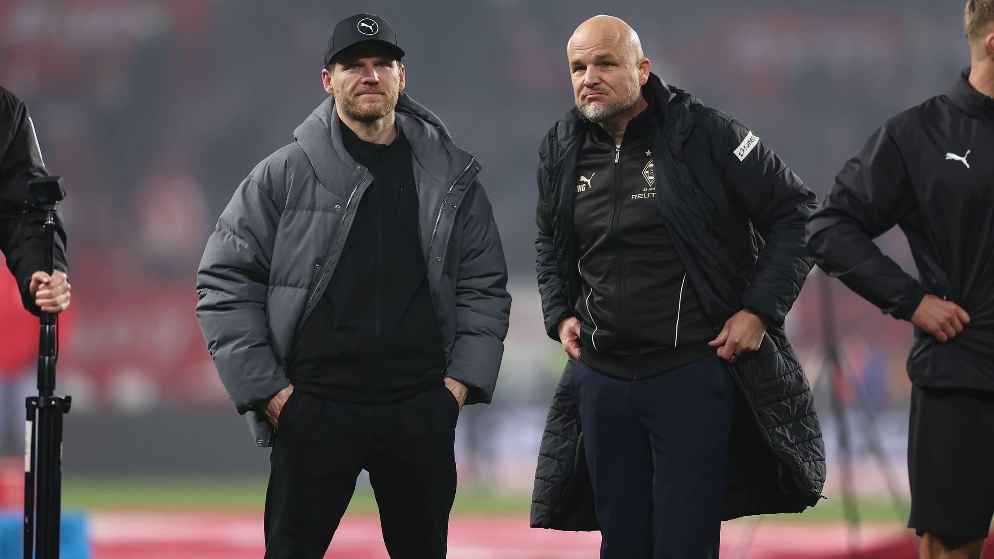 Trainer Eugen Polanski (l.) und Sportboss Rouven Schröder wirken nach dem Spiel erleichtert.
