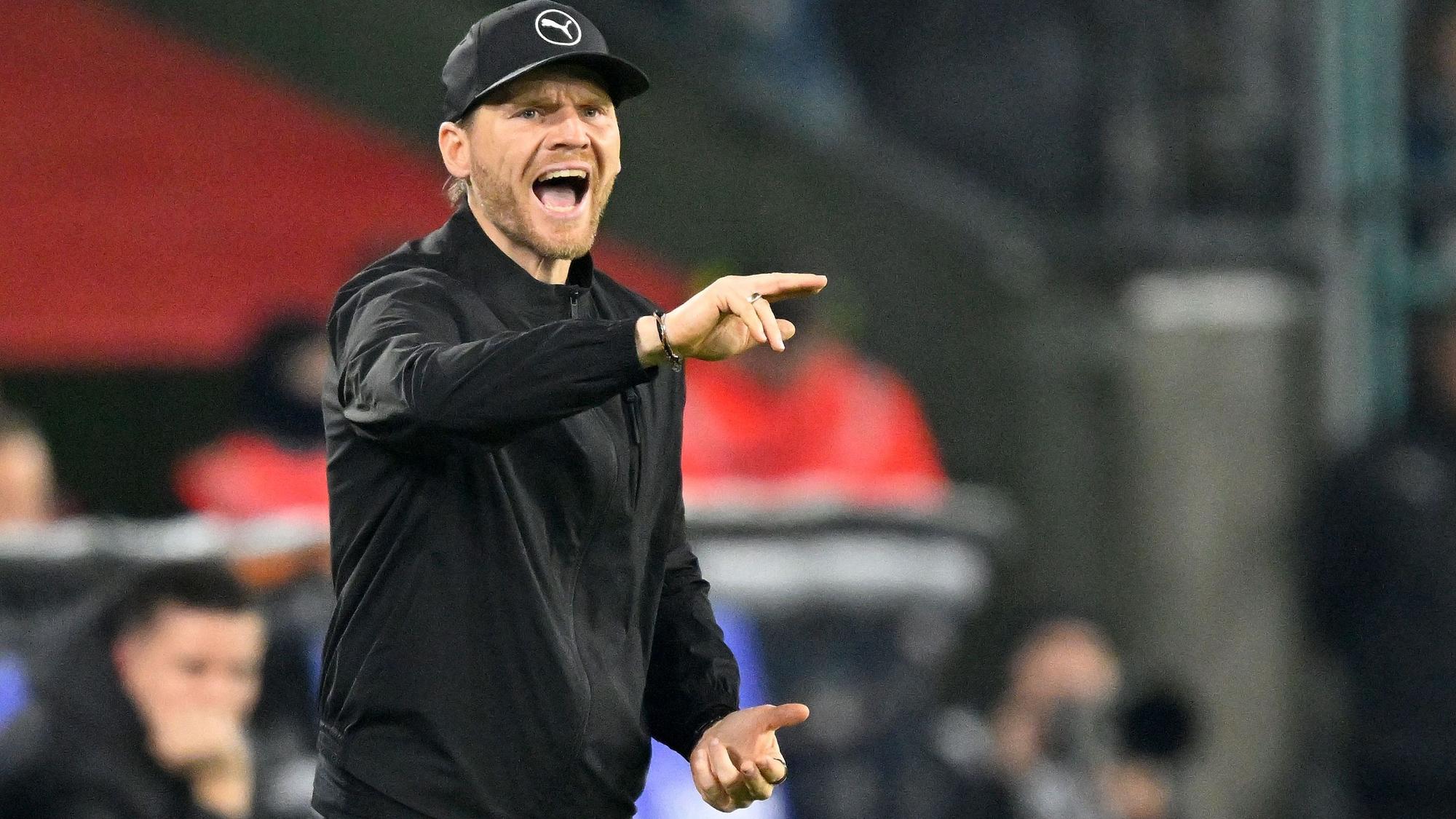 Eugen Polanski dirigiert bei einem Spiel von Borussia Mönchengladbach.