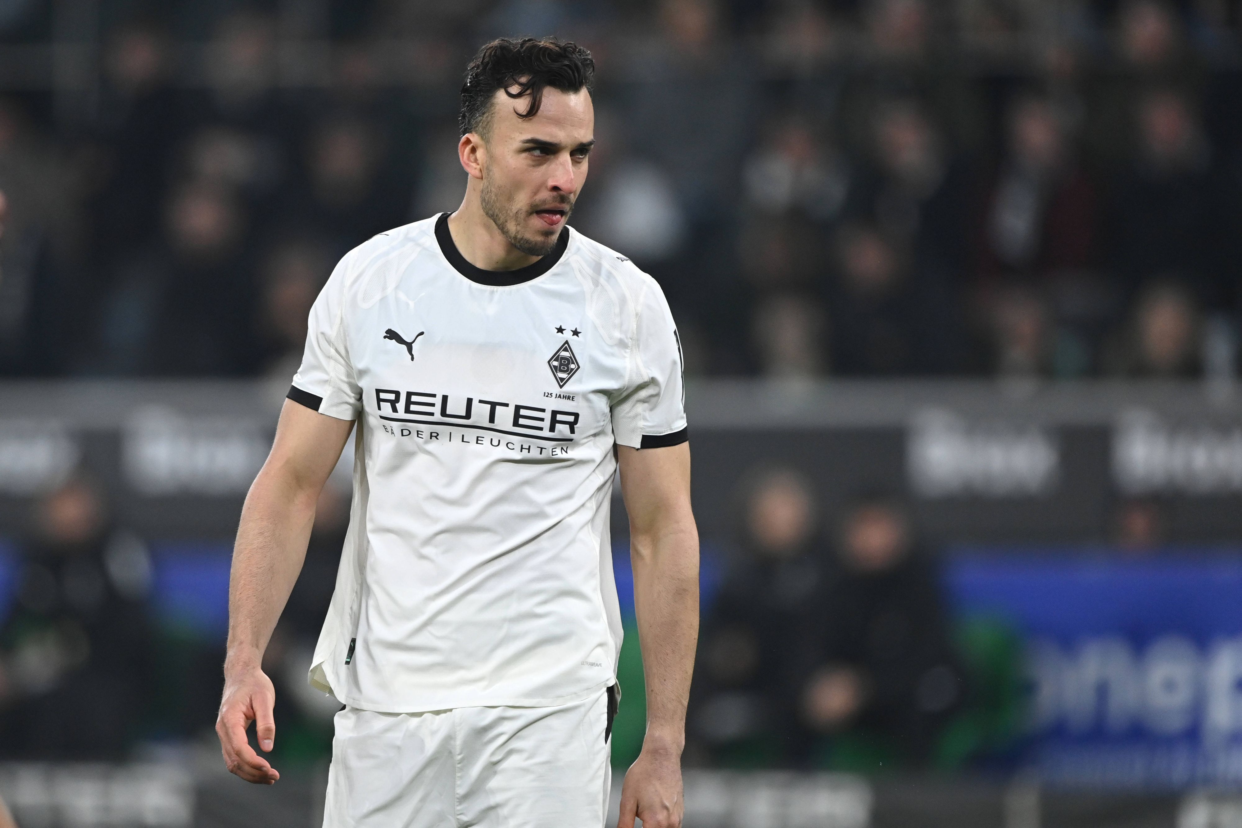 Haris Tabakovic streckt die Zunge leicht raus und wirkt entschlossen.
