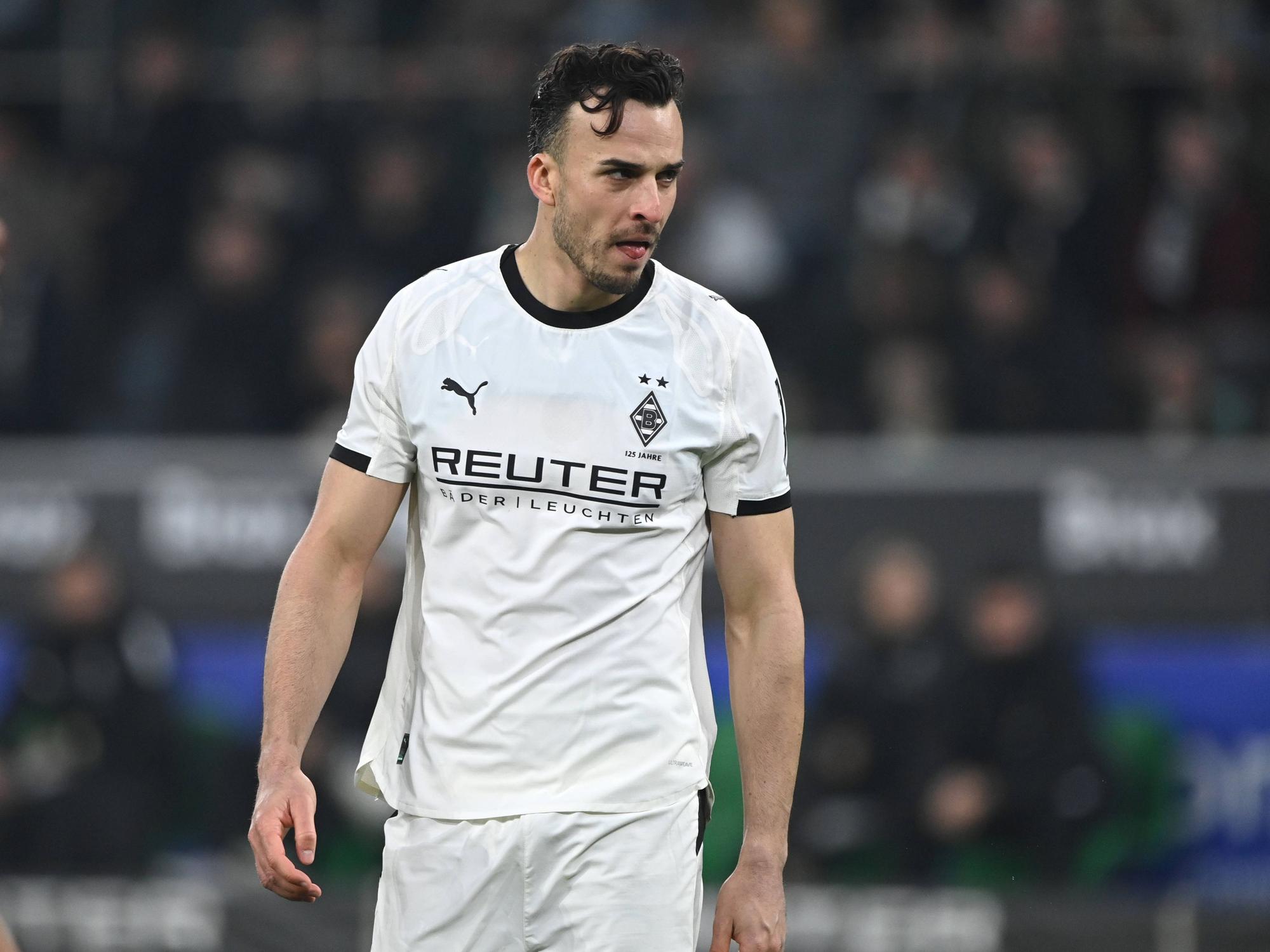 Haris Tabakovic streckt die Zunge leicht raus und wirkt entschlossen.