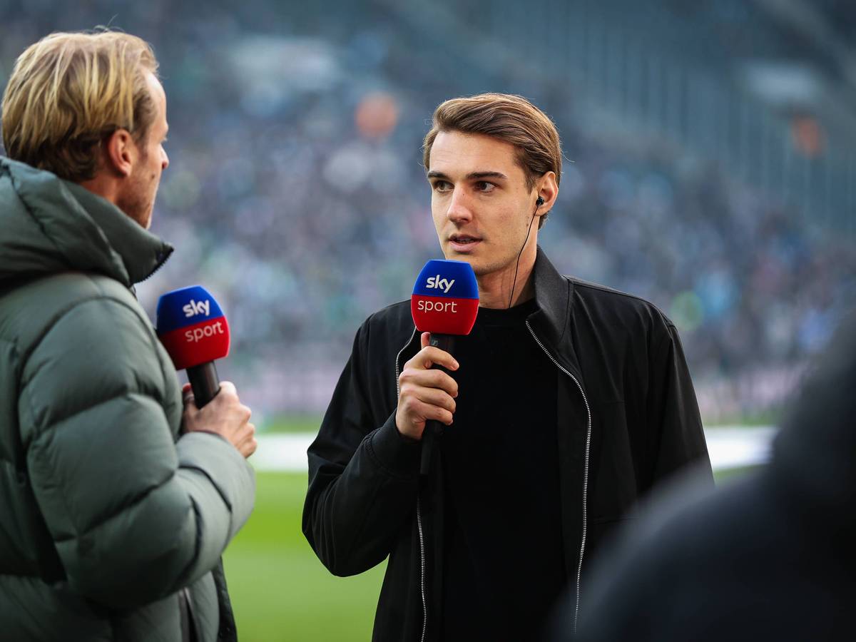 Florian Neuhaus spricht im Innterview mit einem Sky-Reporter.