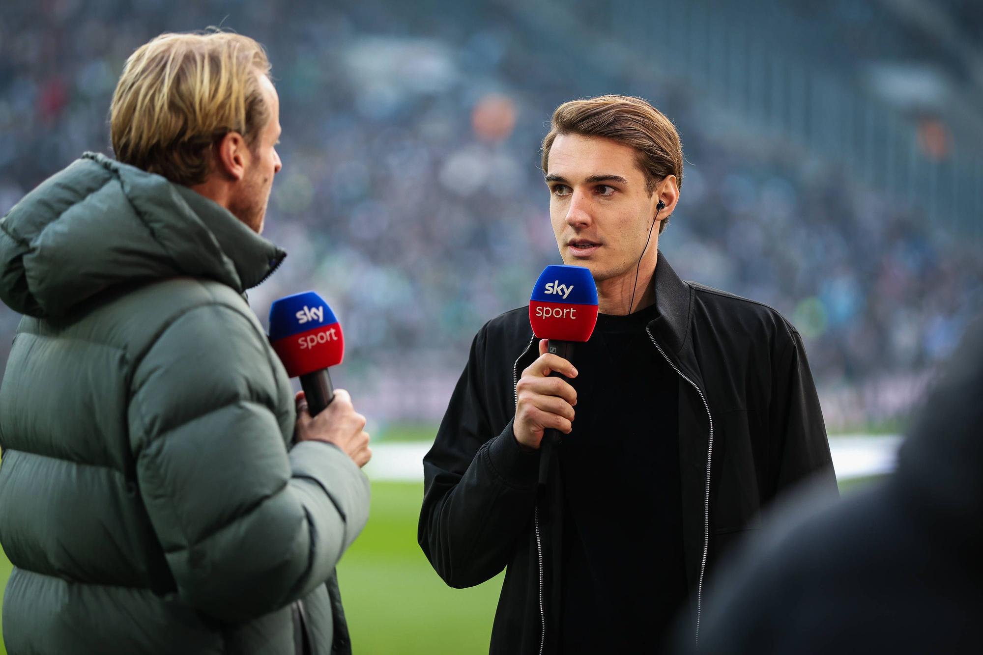 Florian Neuhaus spricht im Innterview mit einem Sky-Reporter.