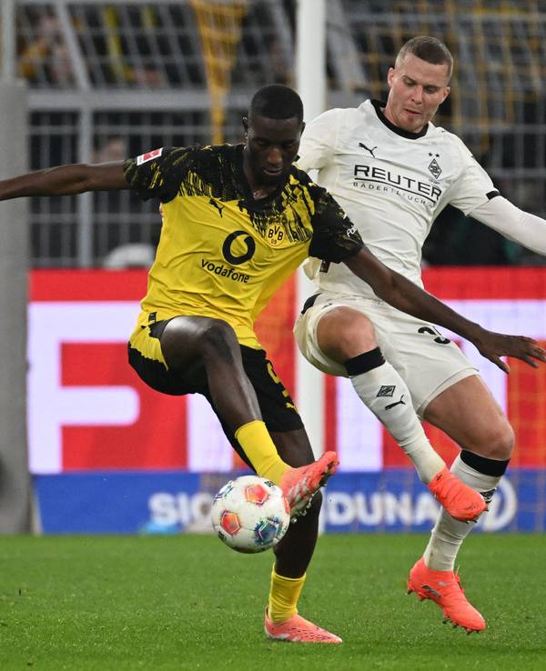 Serhou Guirassy und Nico Elvedi (r.) im Zweikampf um den Ball.