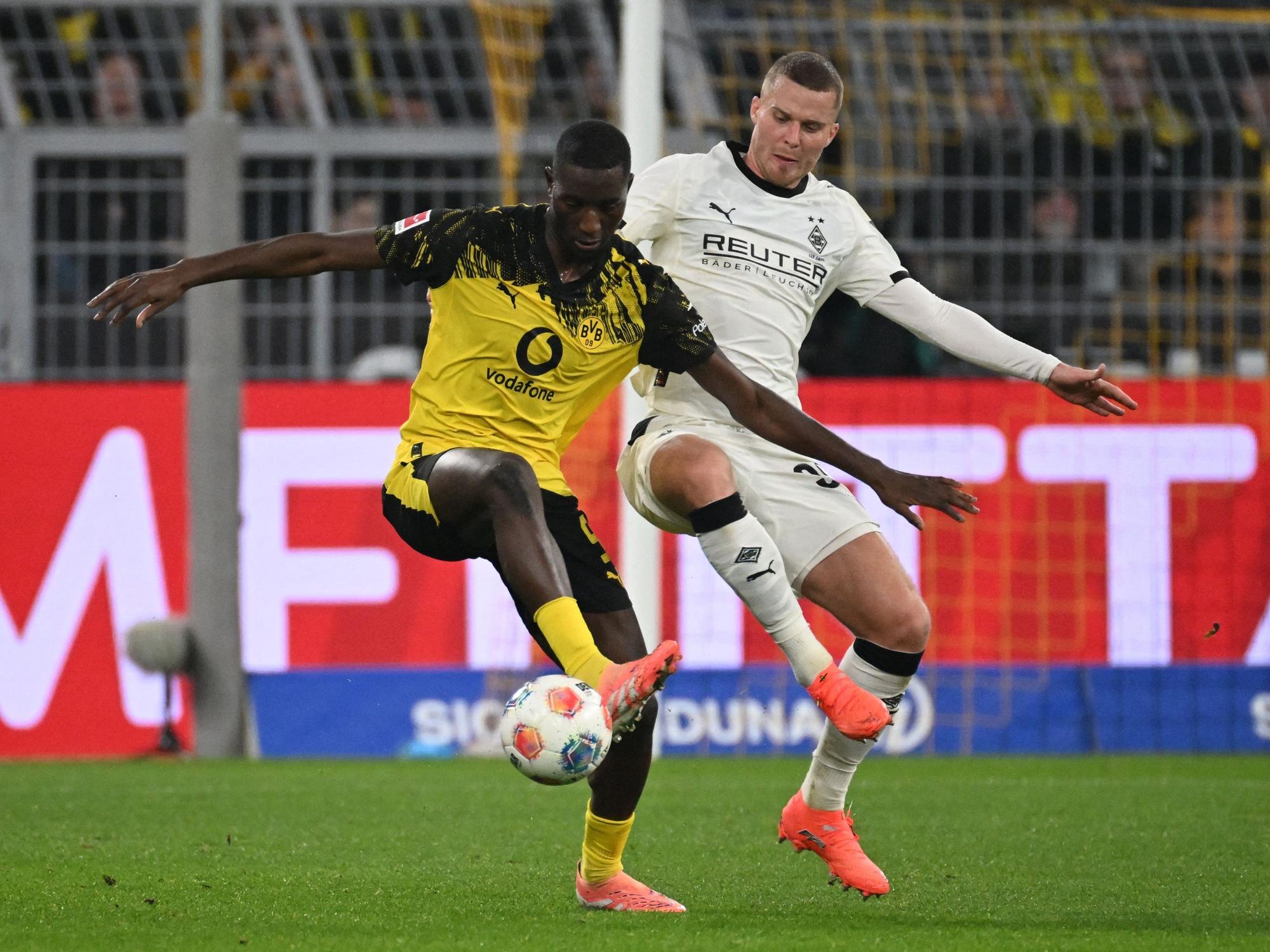 Serhou Guirassy und Nico Elvedi (r.) im Zweikampf um den Ball.