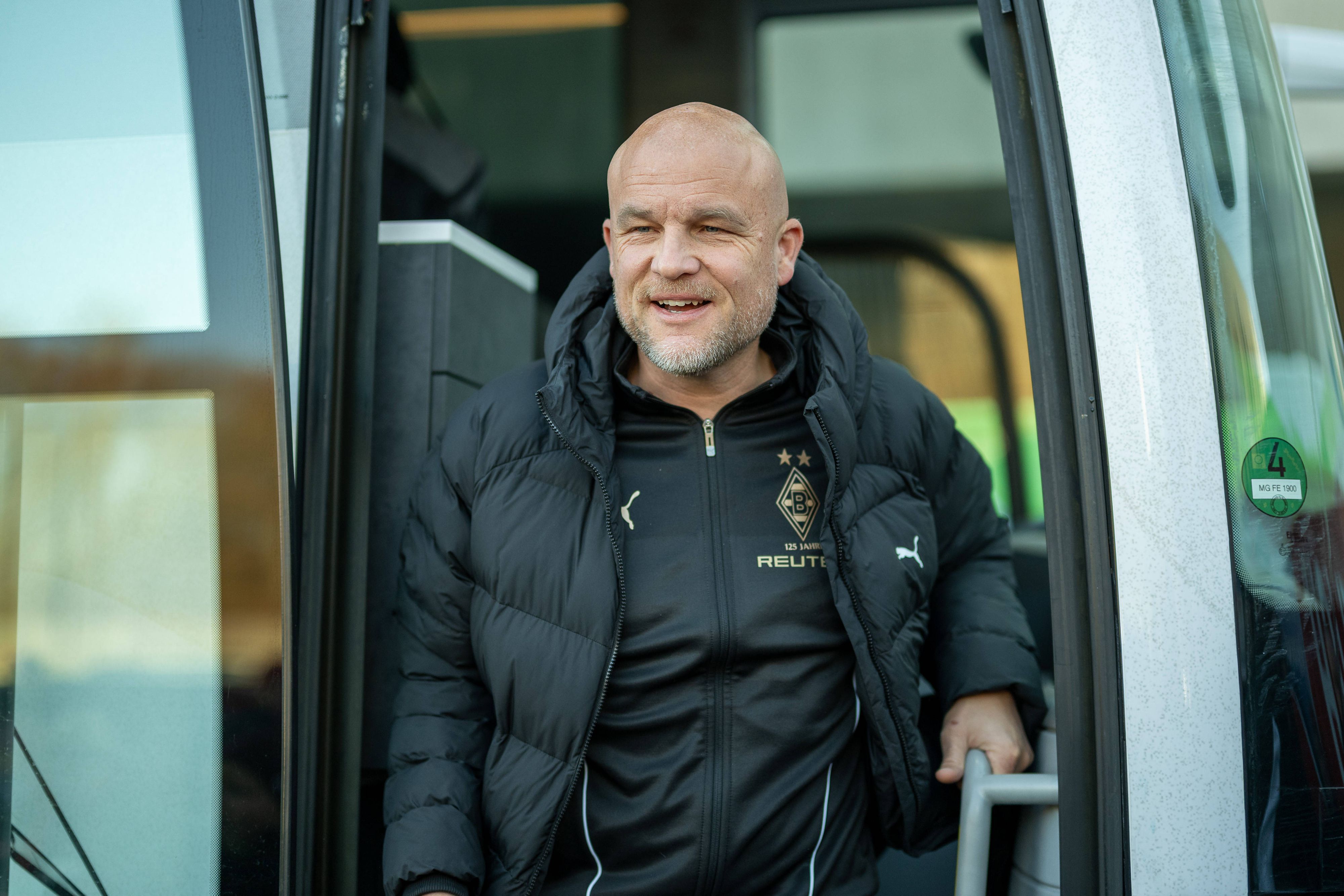 Rouven Schröder steht in der Tür eines Busses.