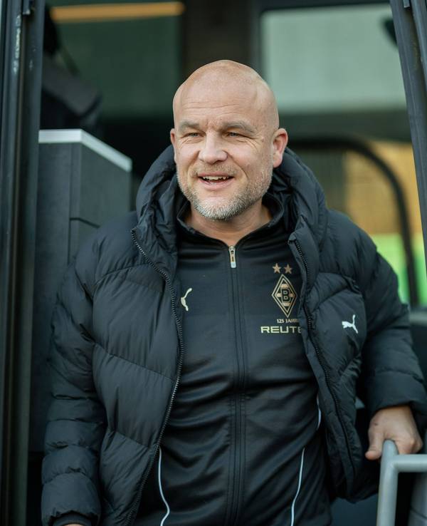 Rouven Schröder steht in der Tür eines Busses.
