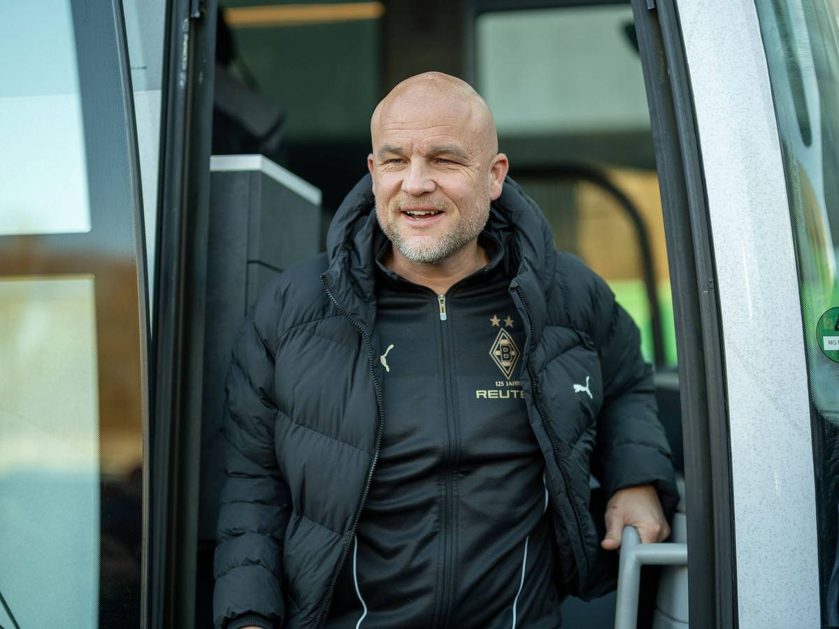 Rouven Schröder steht in der Tür eines Busses.