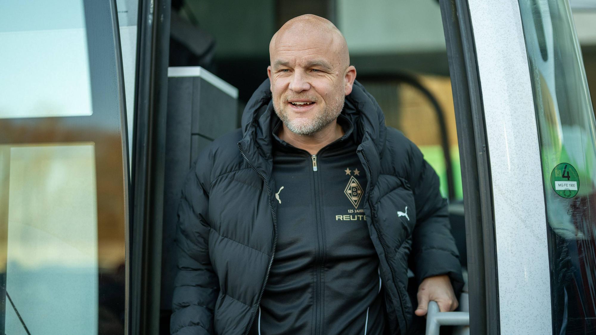 Rouven Schröder steht in der Tür eines Busses.