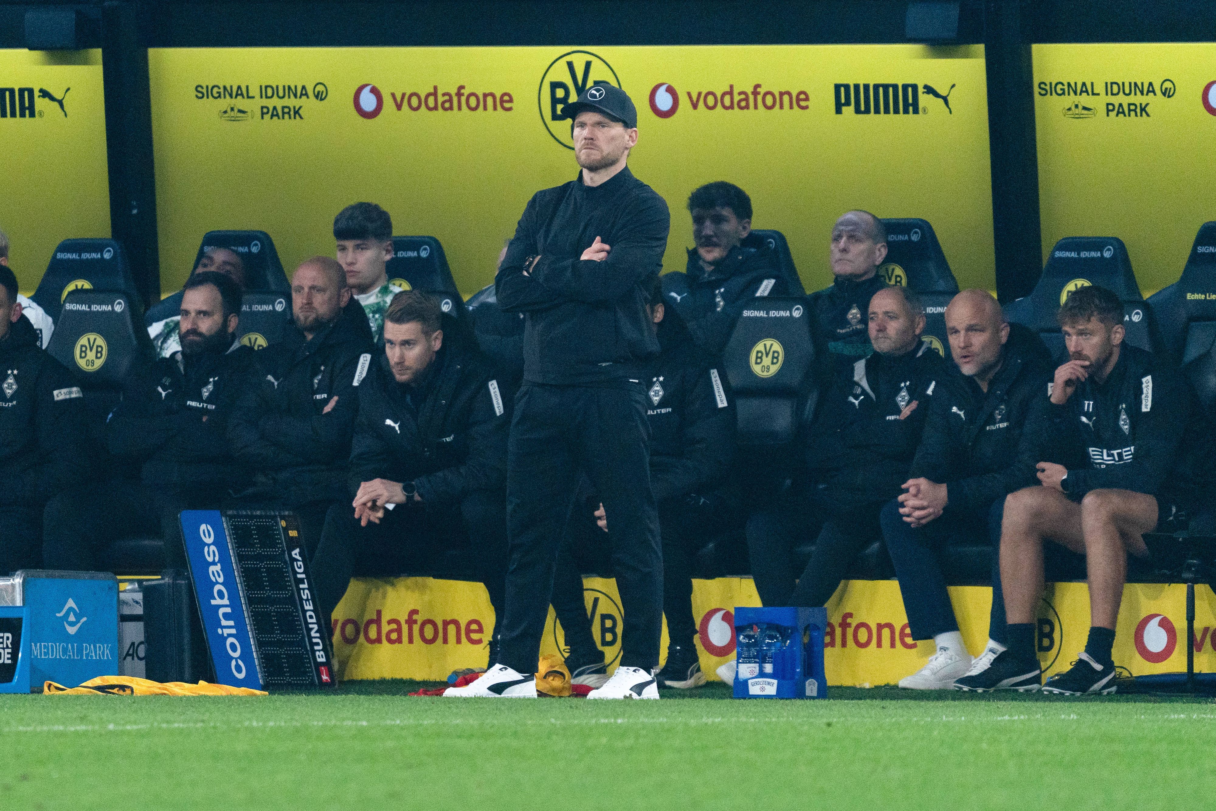 Eugen Polanski steht mit Team auf der Trainerbank