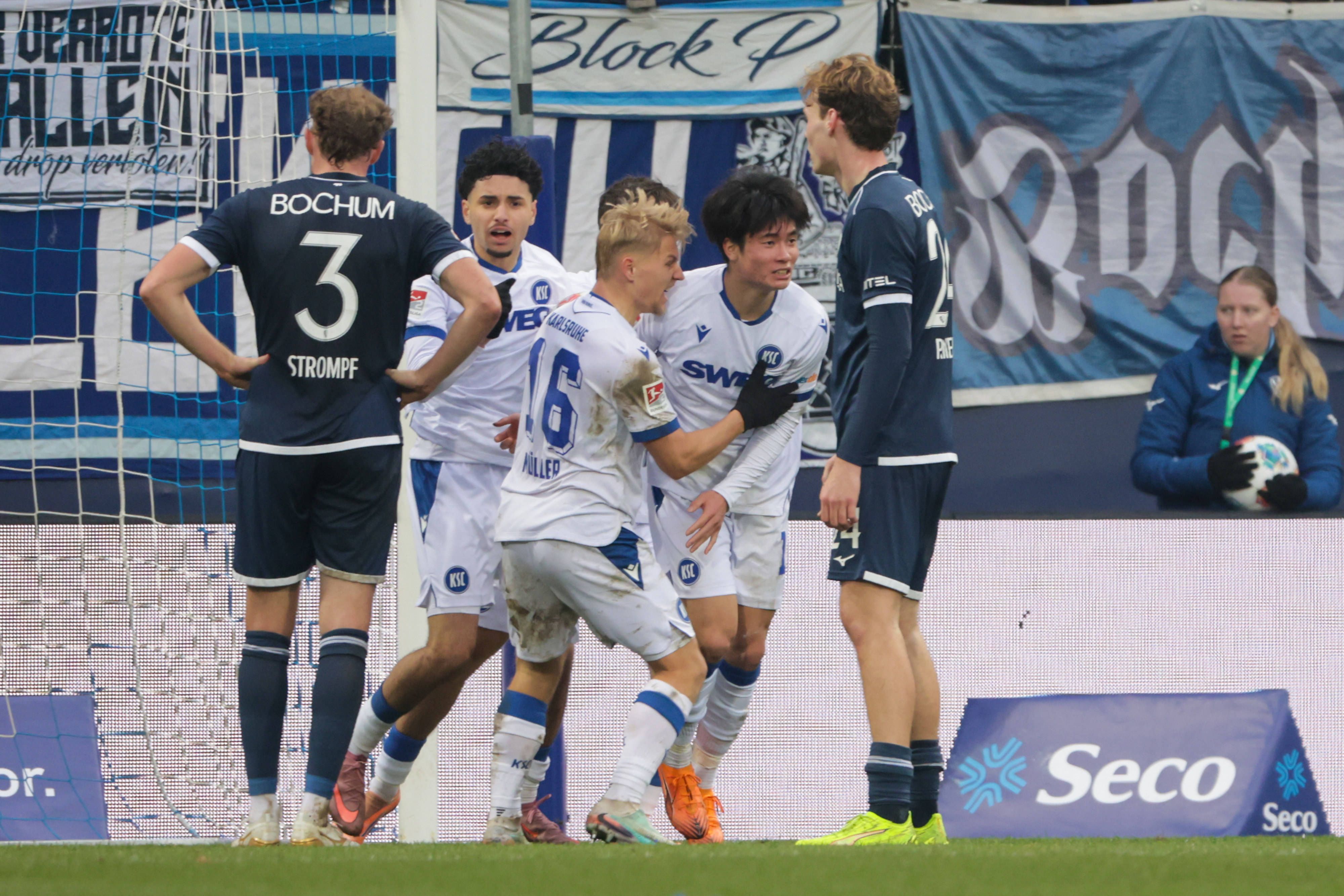 Shio Fukuda jubelt im Trikot des Karlsruher SC.