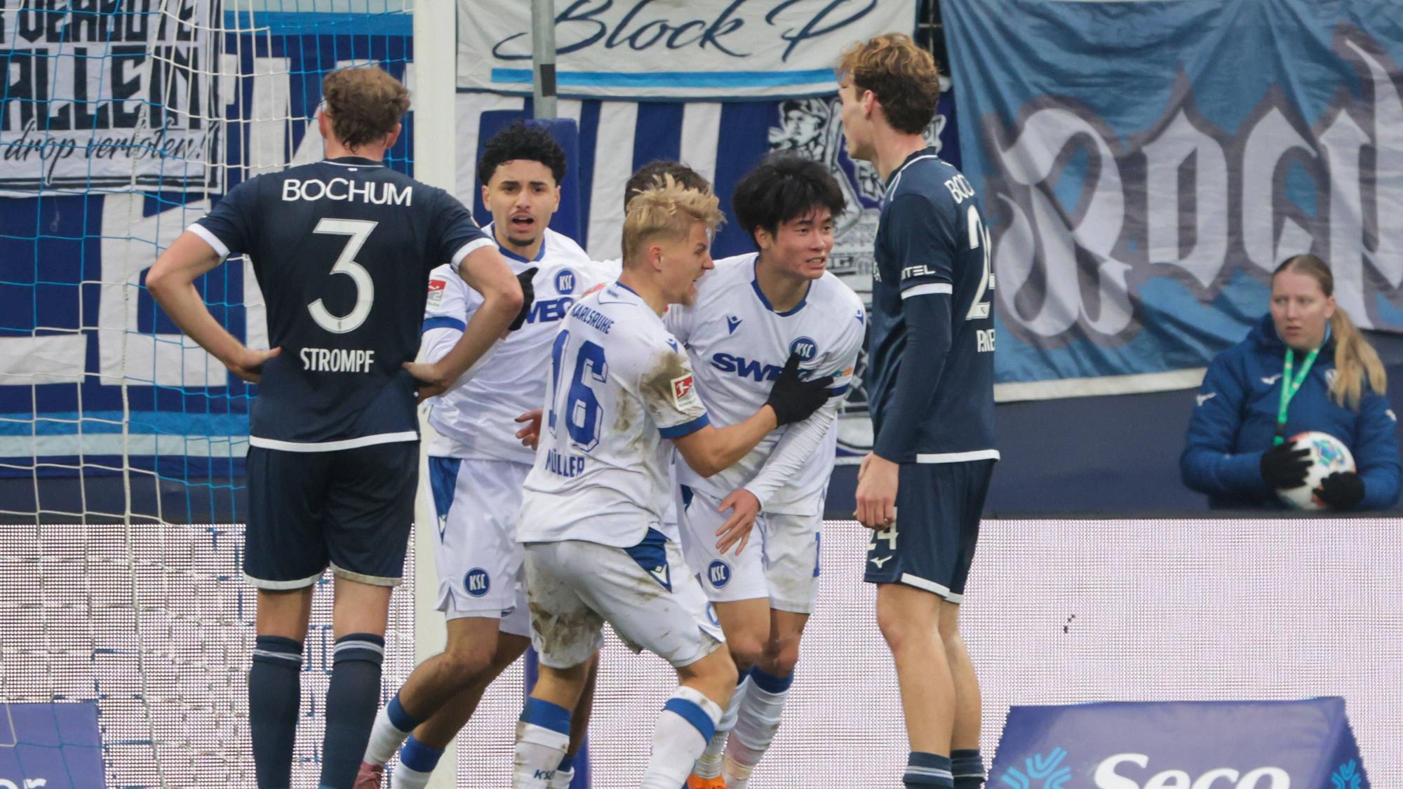 Shio Fukuda jubelt im Trikot des Karlsruher SC.