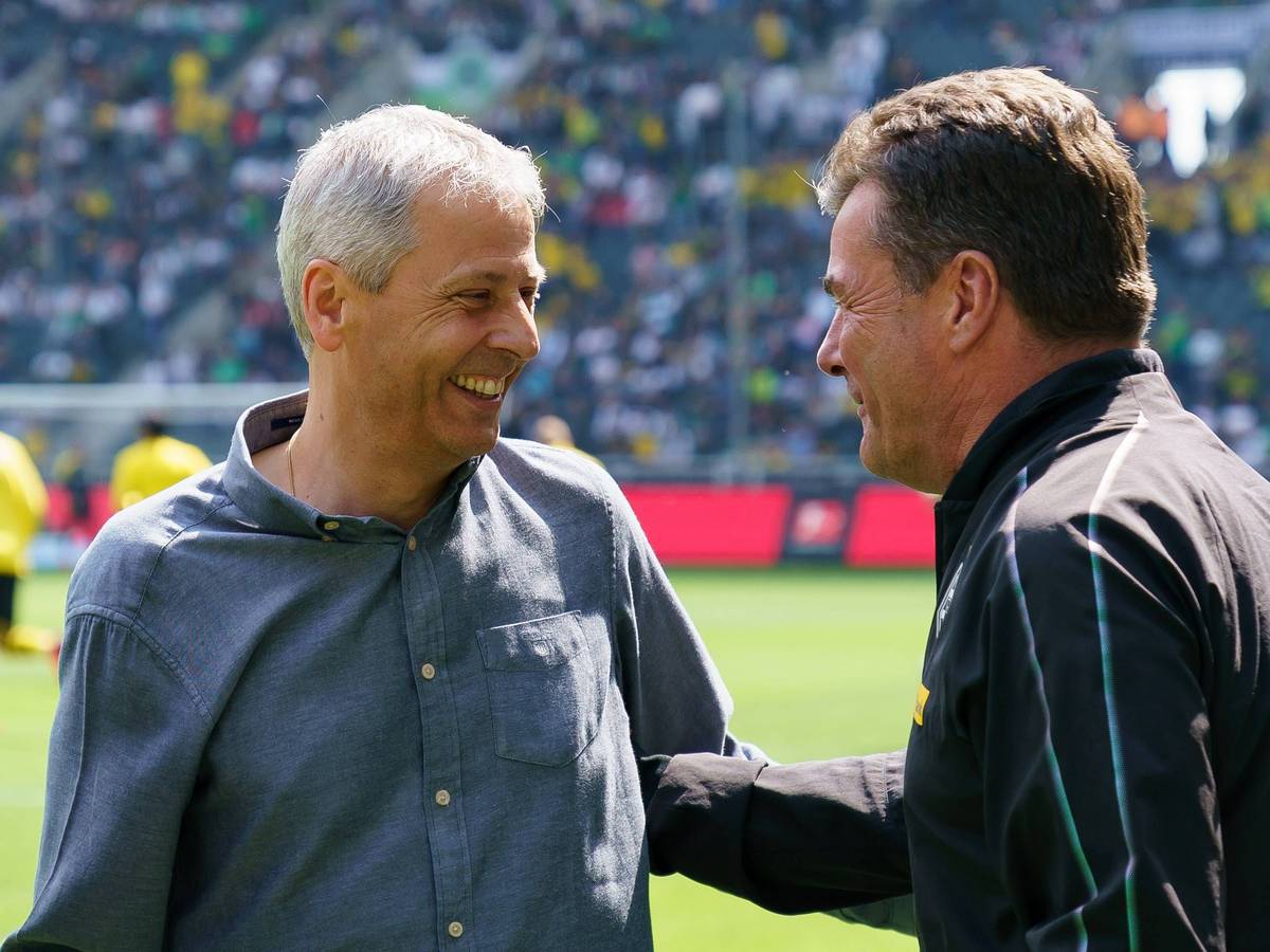 Lucien Favre (l.) begrüßt Dieter Hecking am Spielfeldrand.