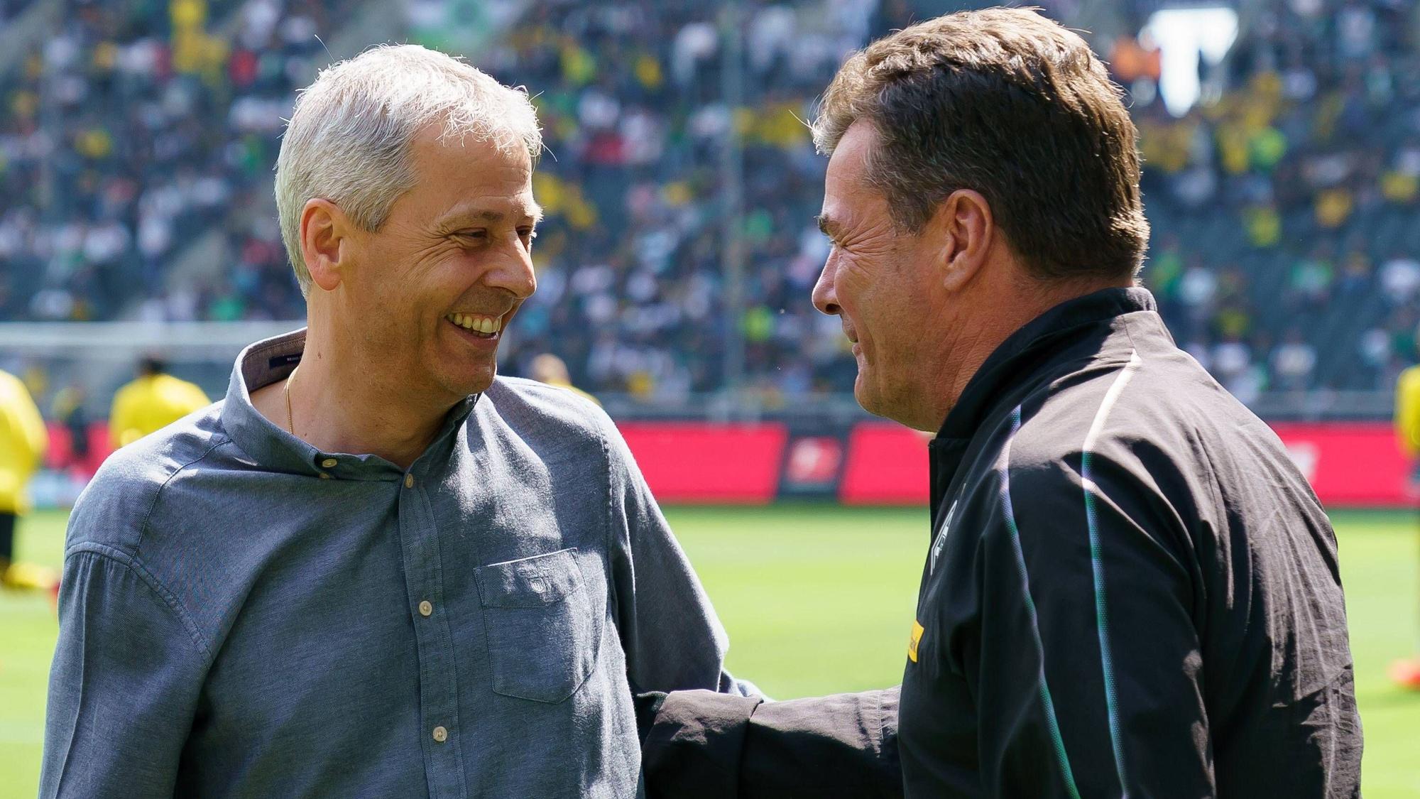 Lucien Favre (l.) begrüßt Dieter Hecking am Spielfeldrand.