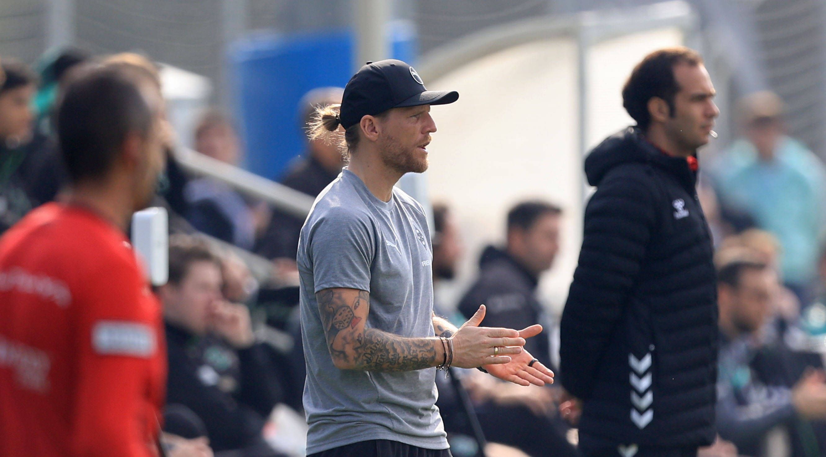 Eugen Polanski klatscht bei einem Gladbach-Spiel.