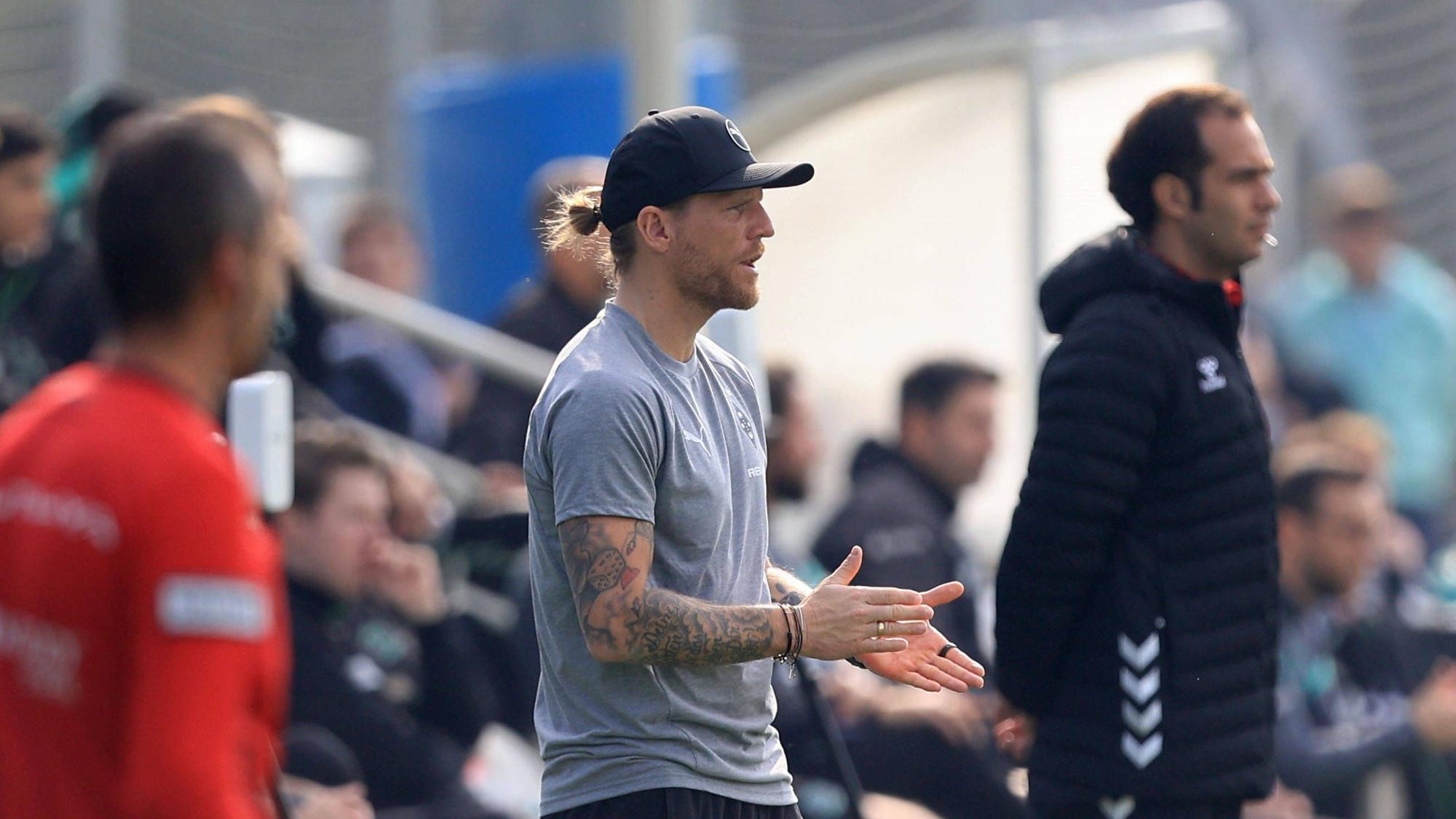 Eugen Polanski klatscht bei einem Gladbach-Spiel.