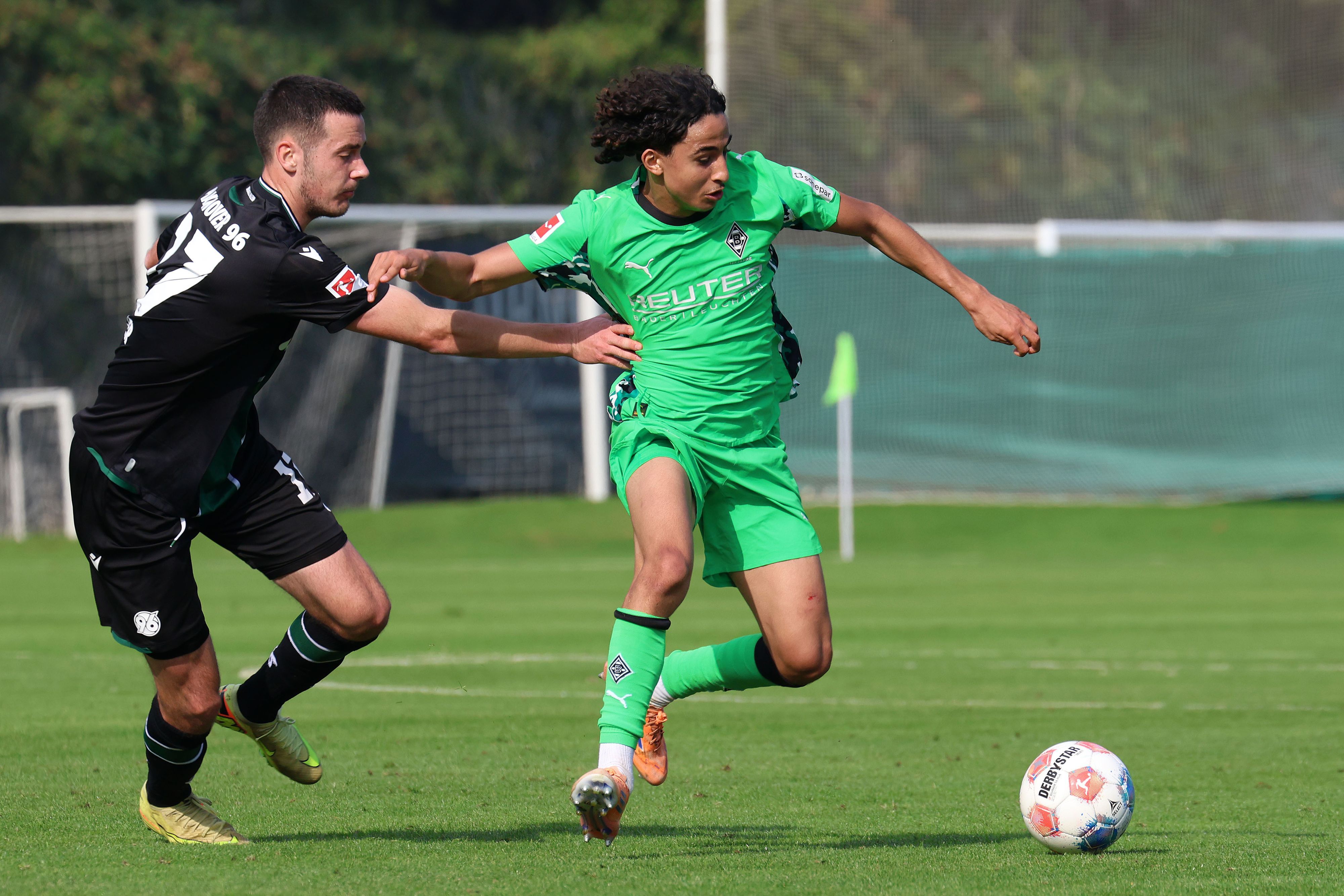 Gladbachs Wael Mohya im Zweikampf mit Hannovers Bastian Allgeier.