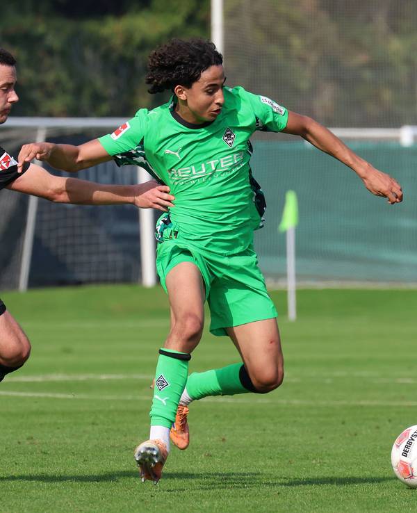 Gladbachs Wael Mohya im Zweikampf mit Hannovers Bastian Allgeier.