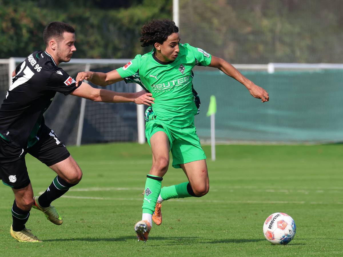 Gladbachs Wael Mohya im Zweikampf mit Hannovers Bastian Allgeier.