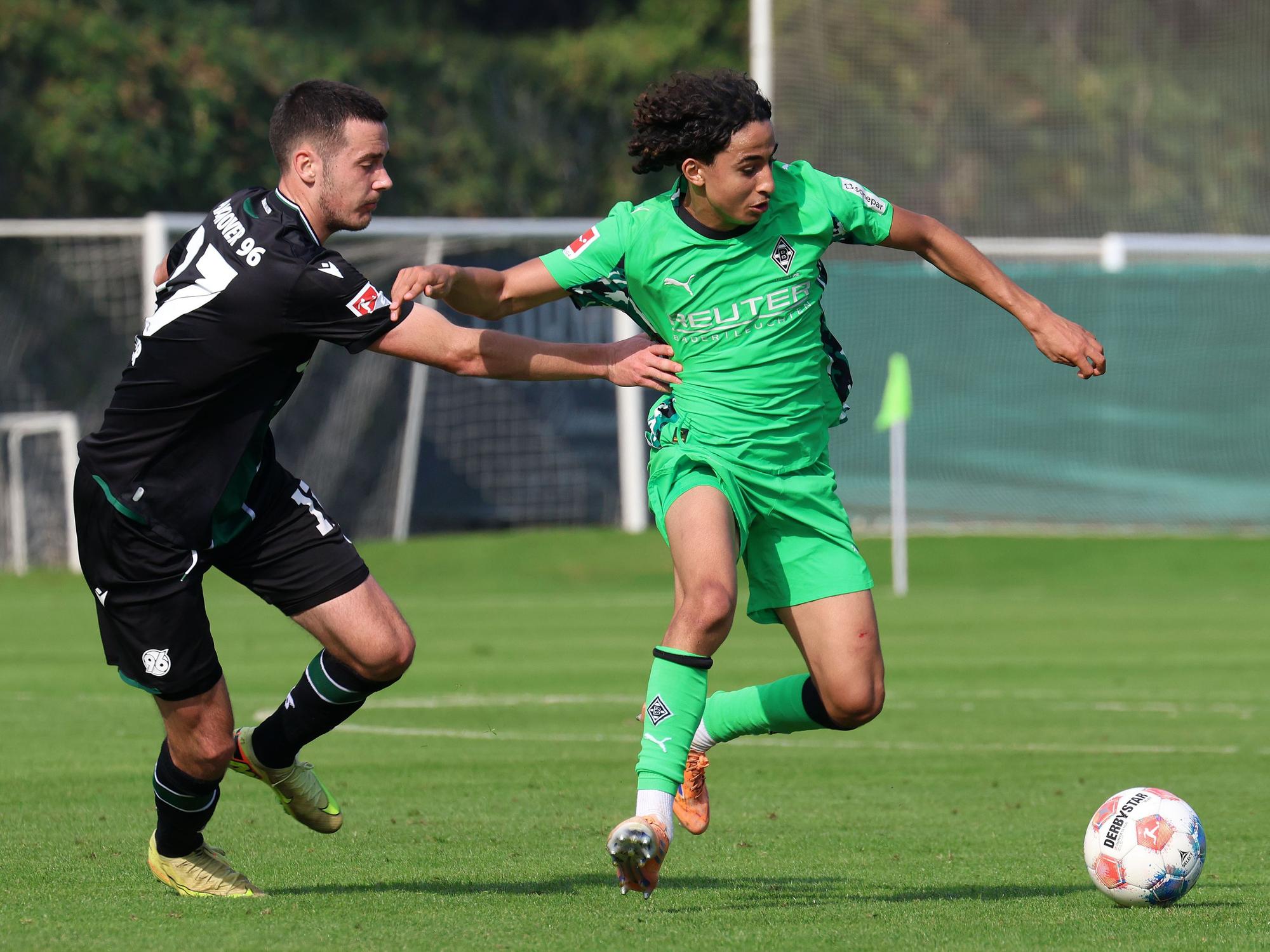 Gladbachs Wael Mohya im Zweikampf mit Hannovers Bastian Allgeier.