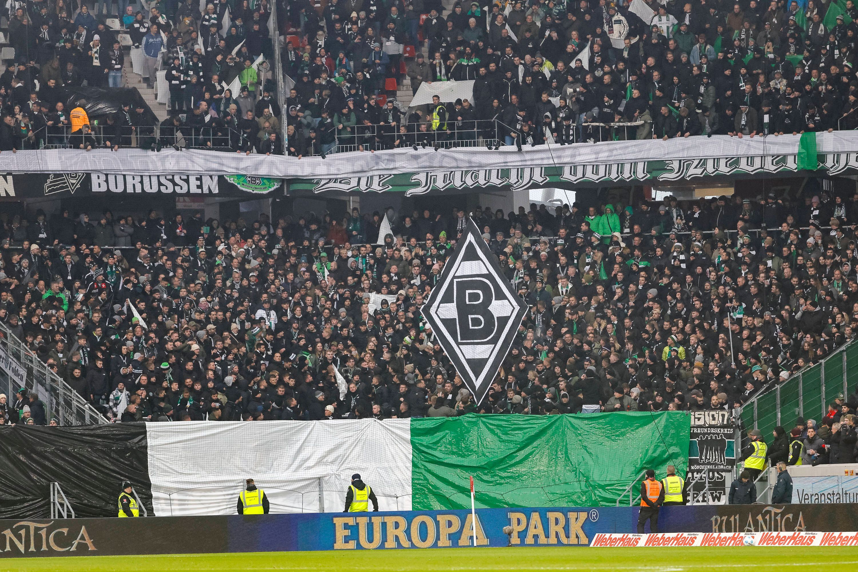 Fans von Borussia Mönchengladbach im Gästeblock beim SC Freiburg.