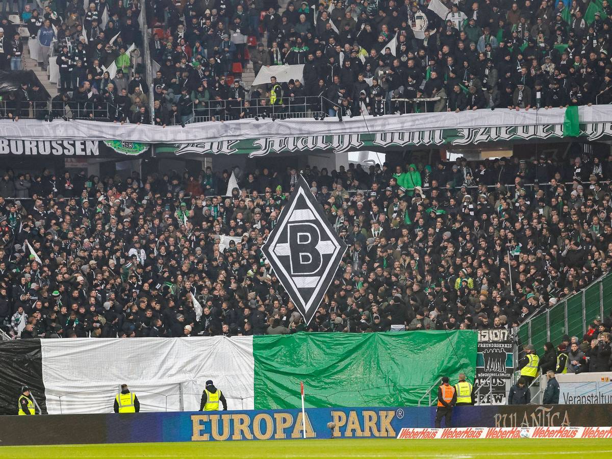 Fans von Borussia Mönchengladbach im Gästeblock beim SC Freiburg.