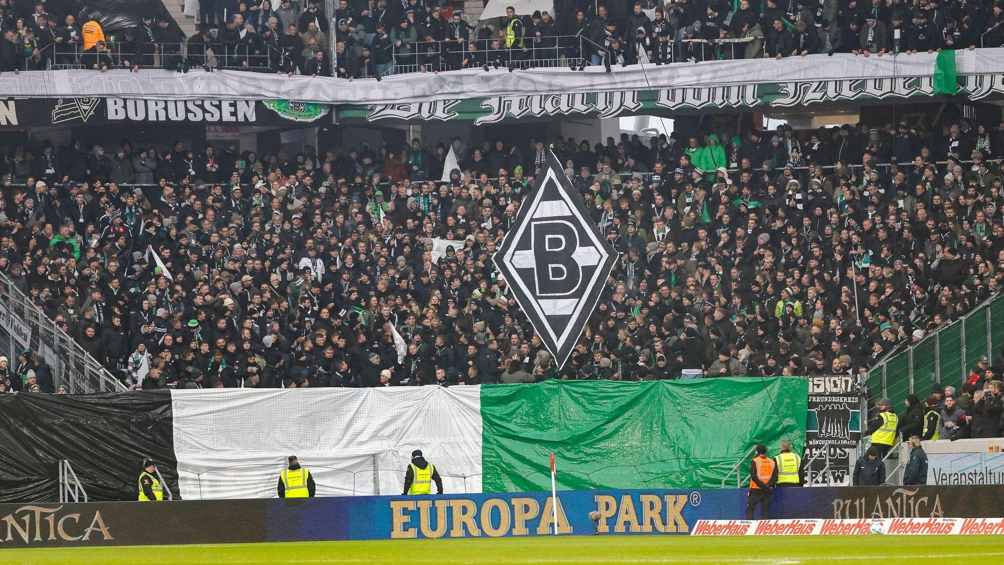 Fans von Borussia Mönchengladbach im Gästeblock beim SC Freiburg.