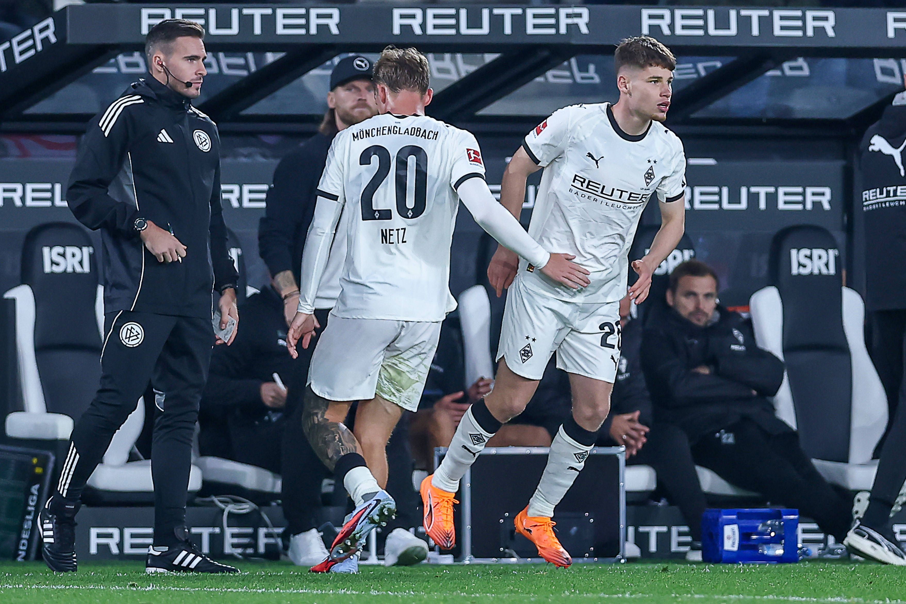 Luca Netz klatscht bei seiner Gladbach-Auswechslung mit Lukas Ullrich ab.