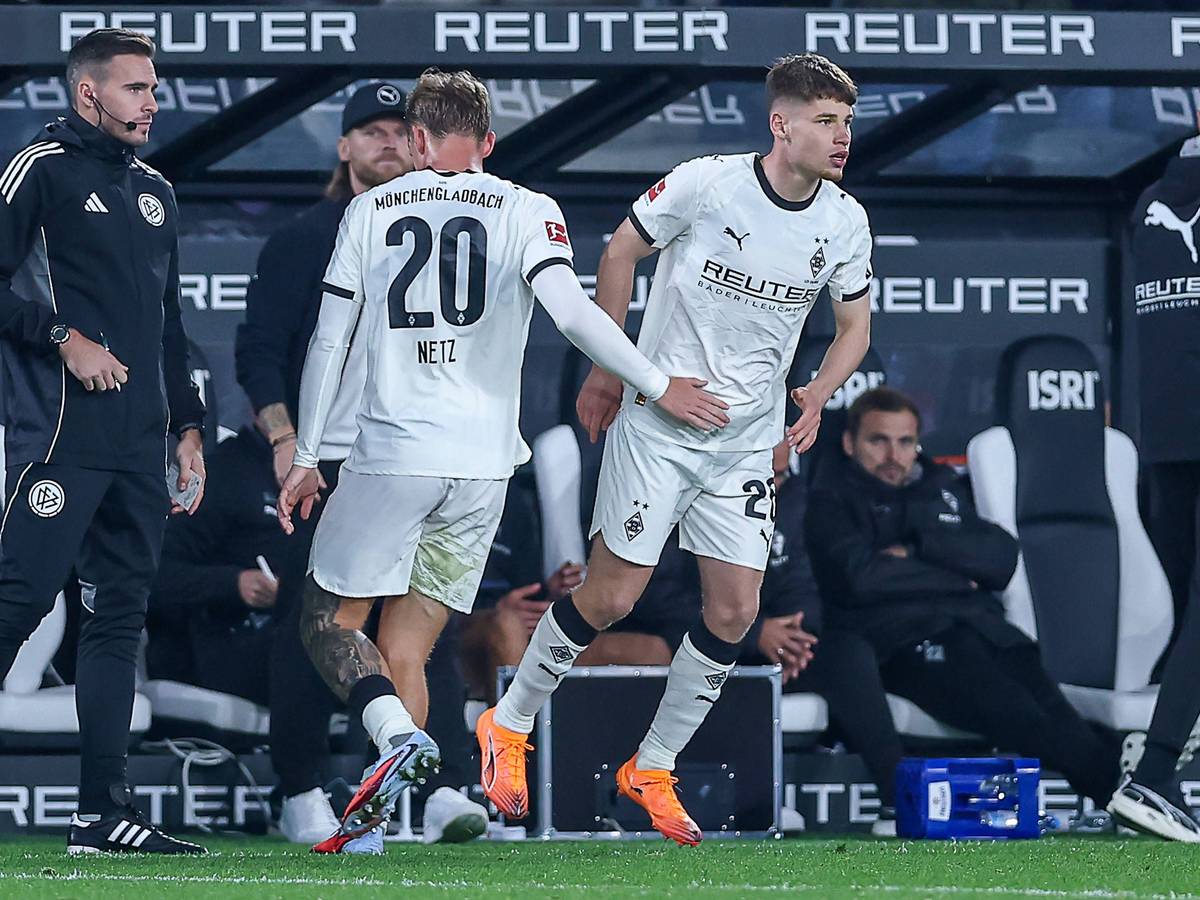 Luca Netz klatscht bei seiner Gladbach-Auswechslung mit Lukas Ullrich ab.