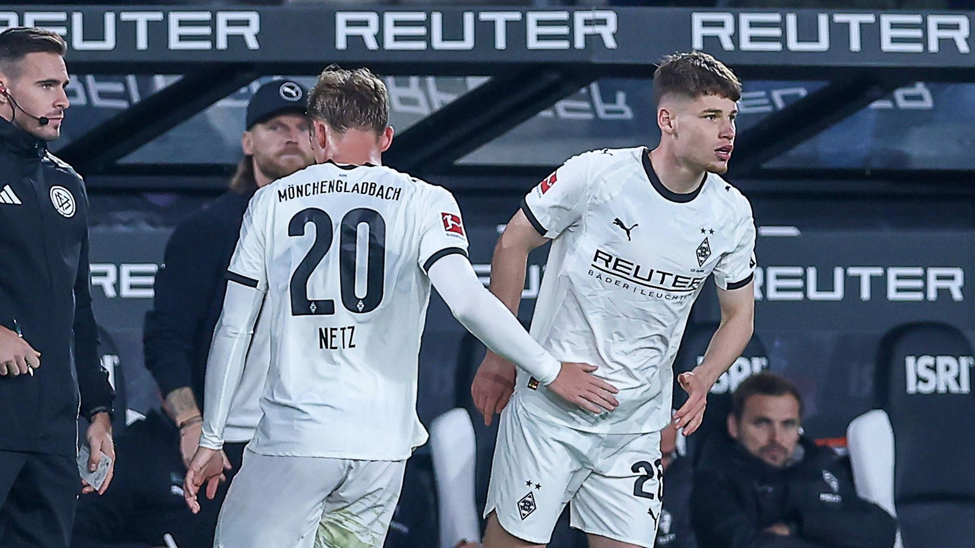 Luca Netz klatscht bei seiner Gladbach-Auswechslung mit Lukas Ullrich ab.