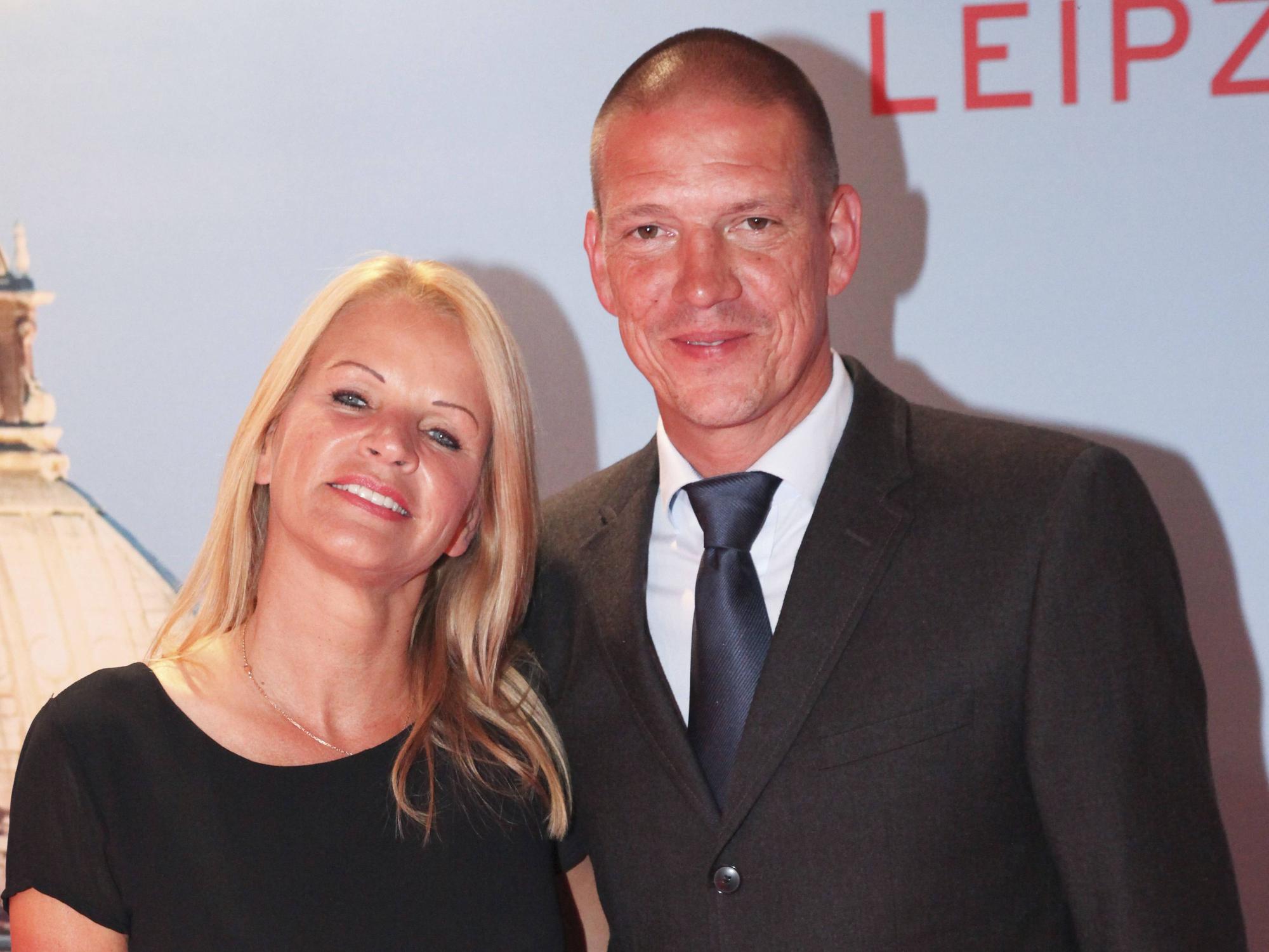 Christian Ziege und Ehefrau Pia lächeln in die Kamera.