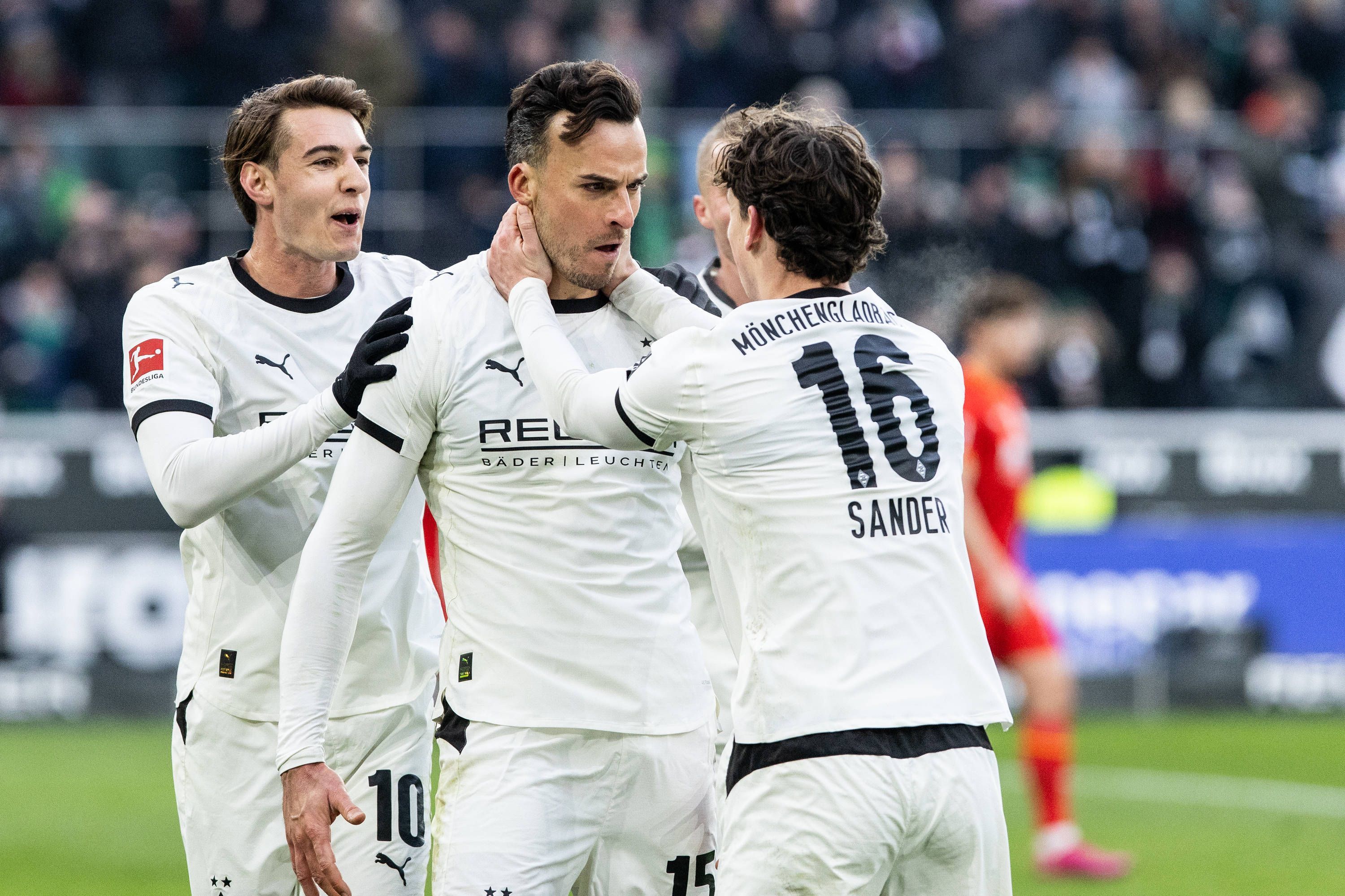 Haris Tabakovic, Florian Neuhaus und Philipp Sander jubeln gemeinsam.