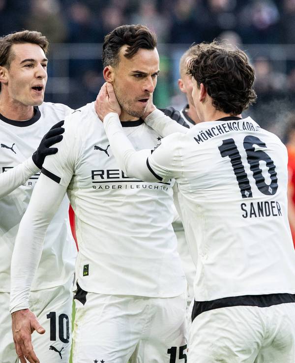 Haris Tabakovic, Florian Neuhaus und Philipp Sander jubeln gemeinsam.
