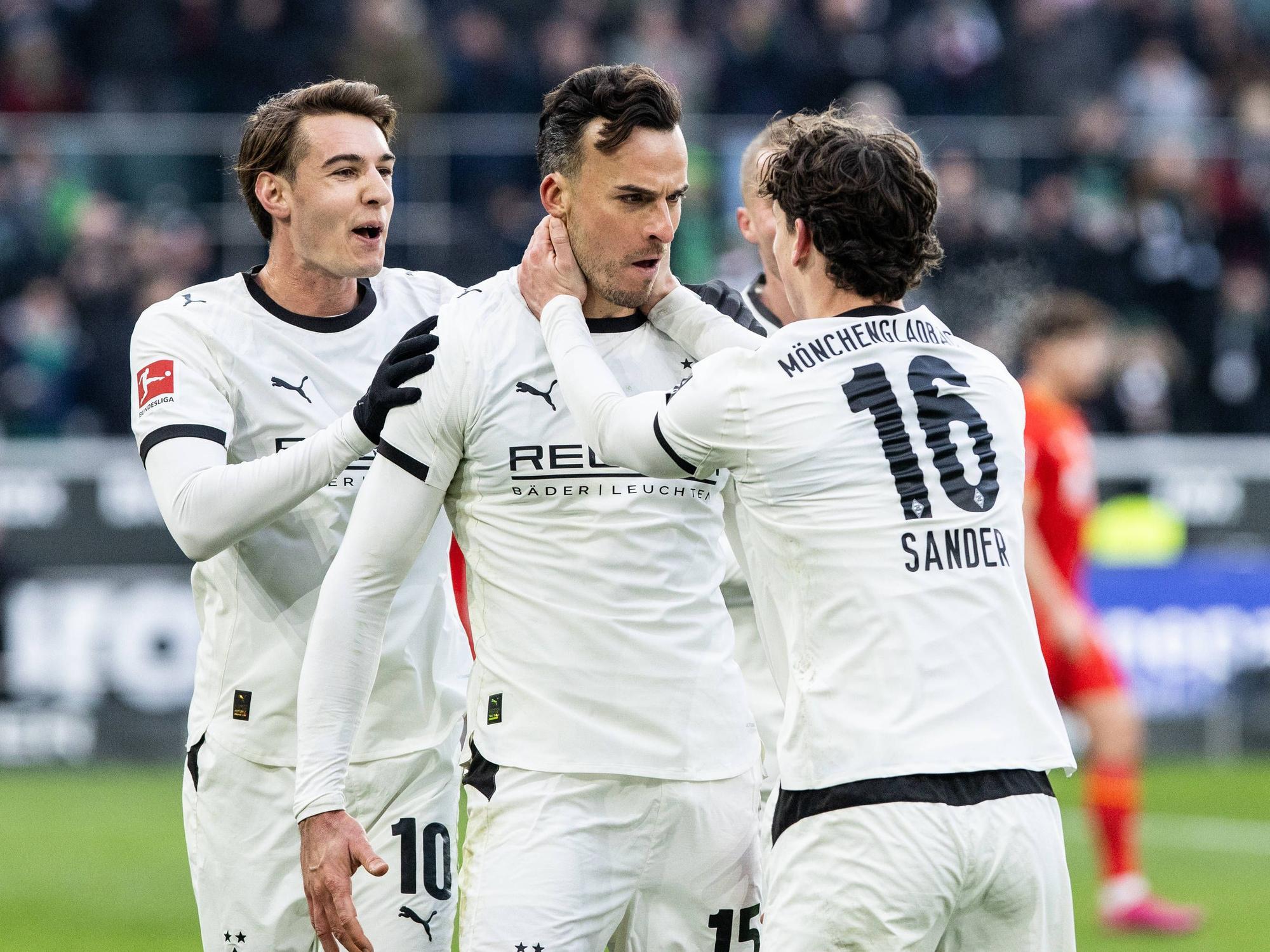 Haris Tabakovic, Florian Neuhaus und Philipp Sander jubeln gemeinsam.