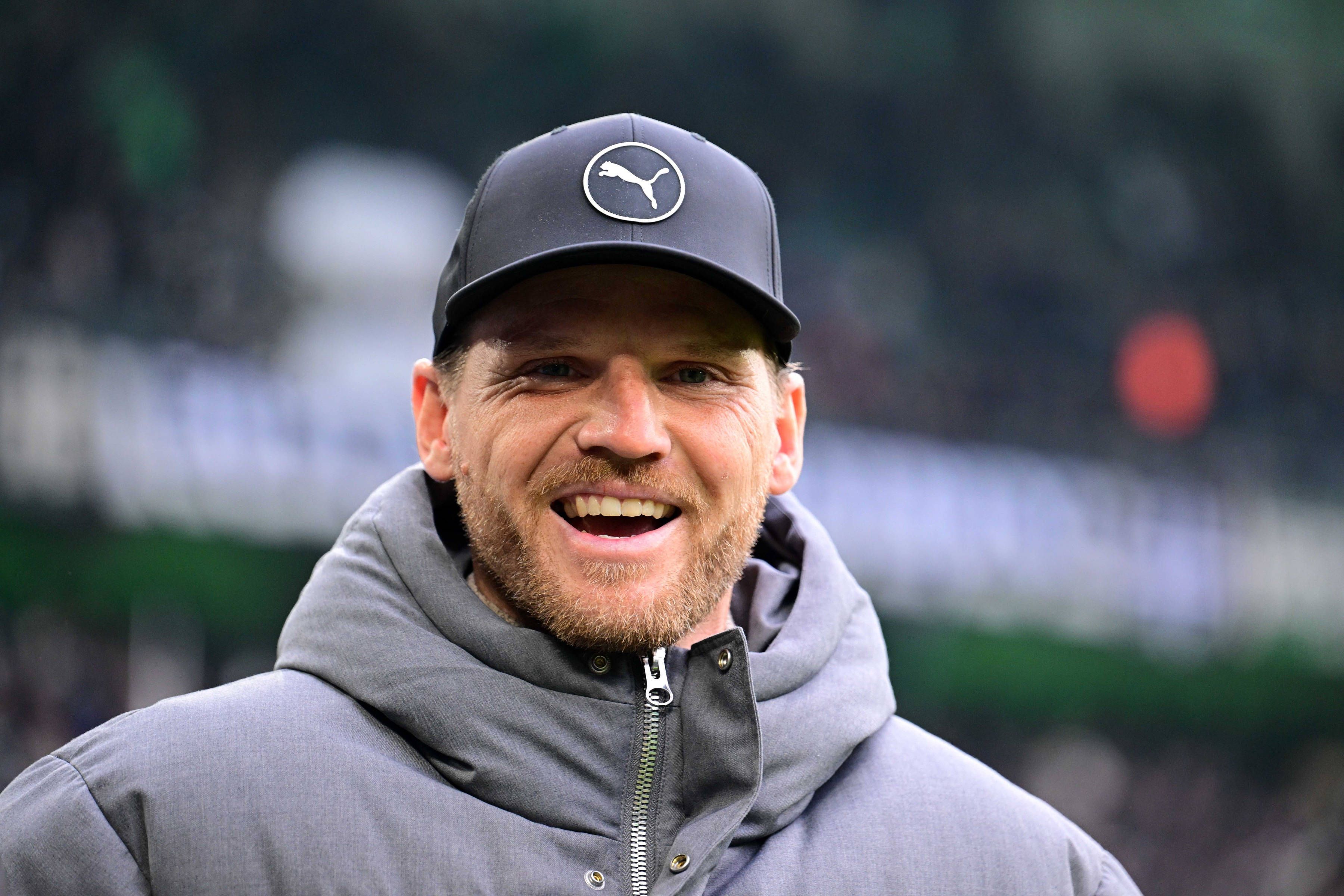 Trainer Eugen Polanski mit guter Laune im Stadion.