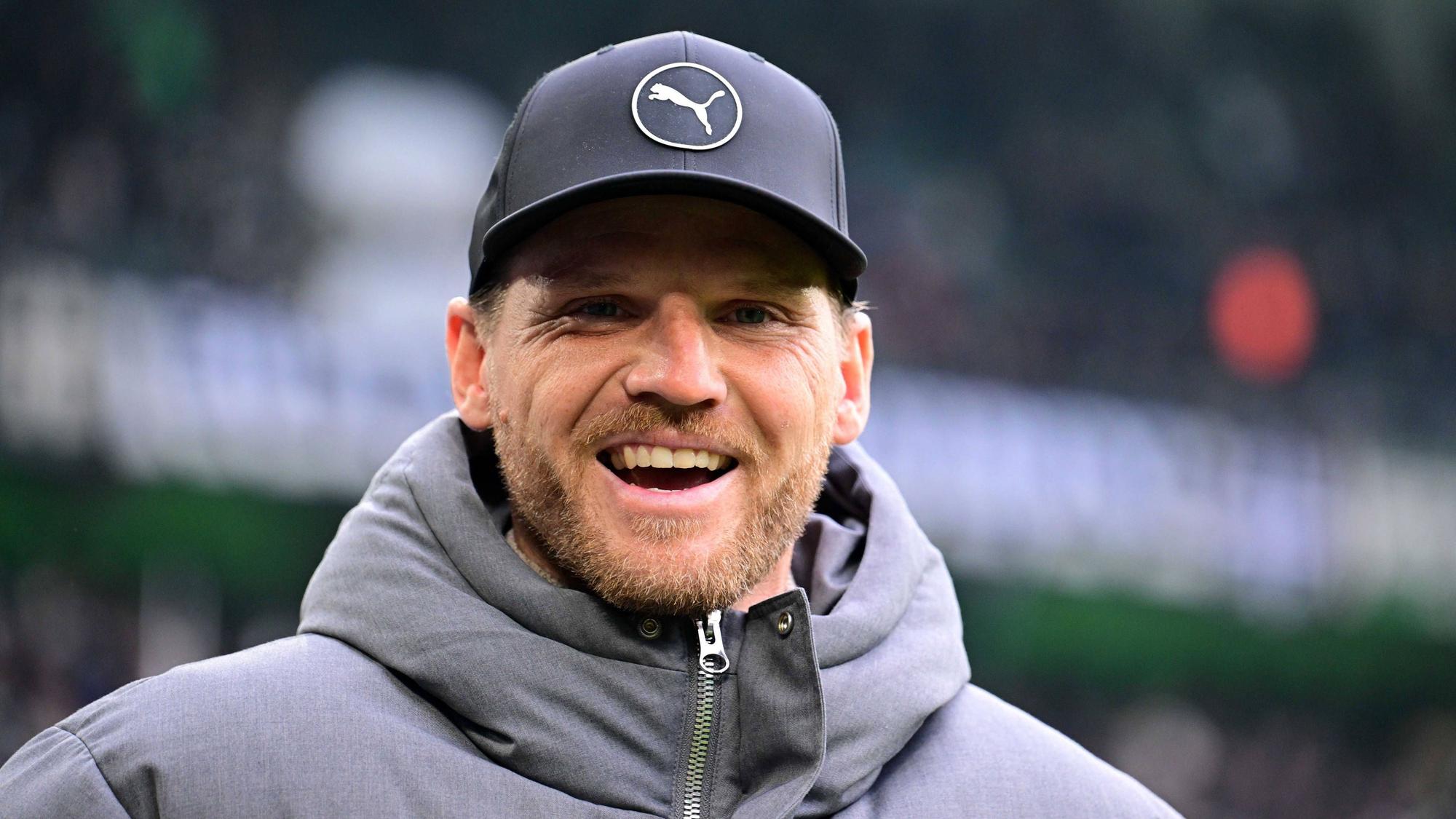 Trainer Eugen Polanski mit guter Laune im Stadion.
