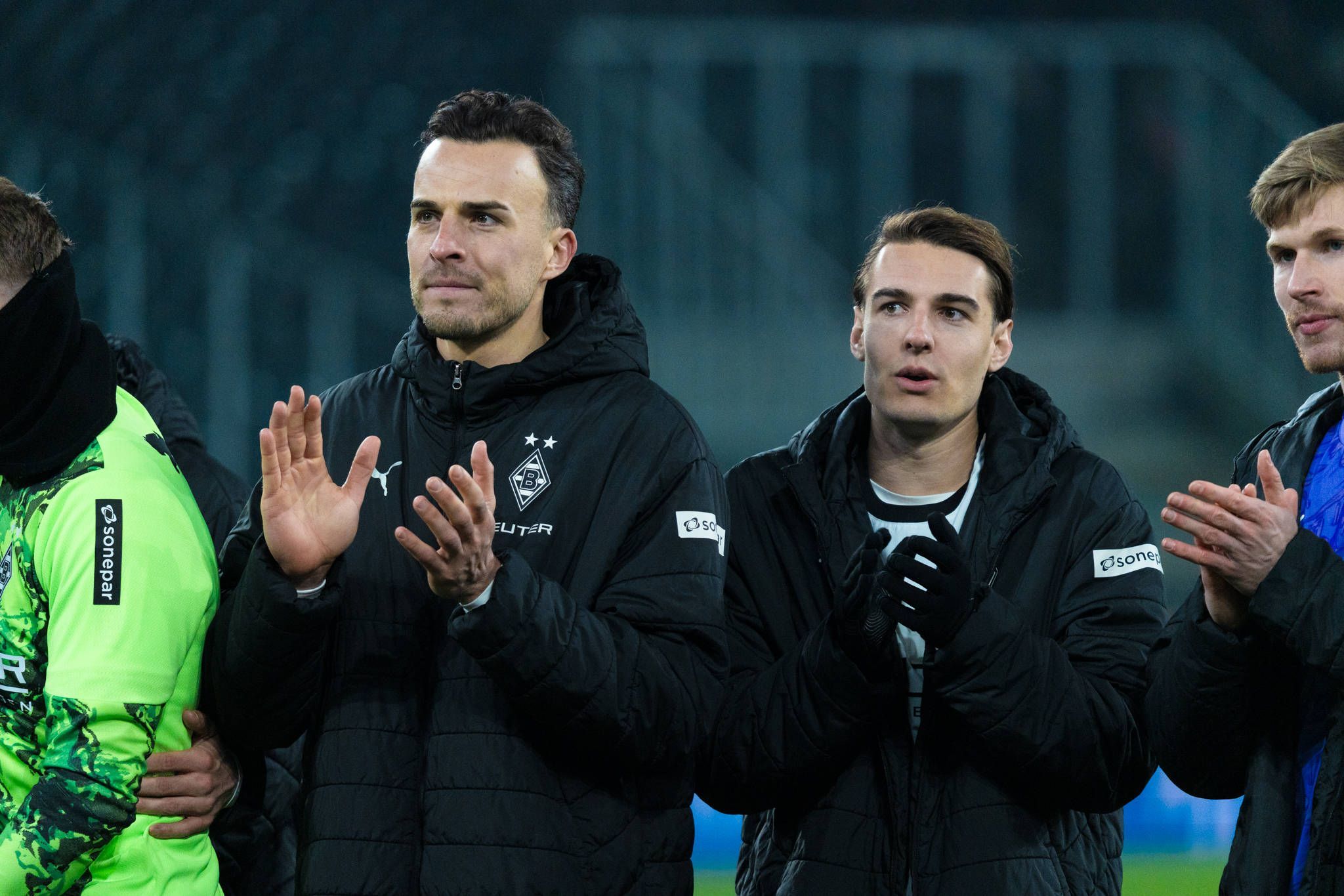 Florian Neuhaus und Haris Tabakovic bedanken sich bei den Fans.