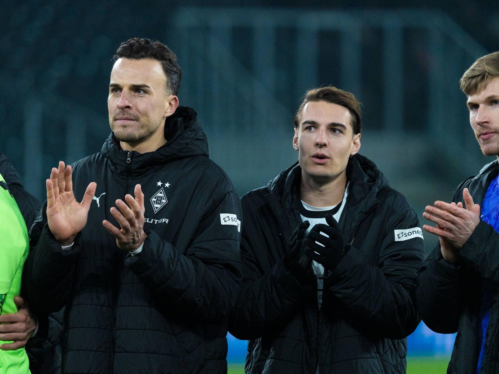 Florian Neuhaus und Haris Tabakovic bedanken sich bei den Fans.