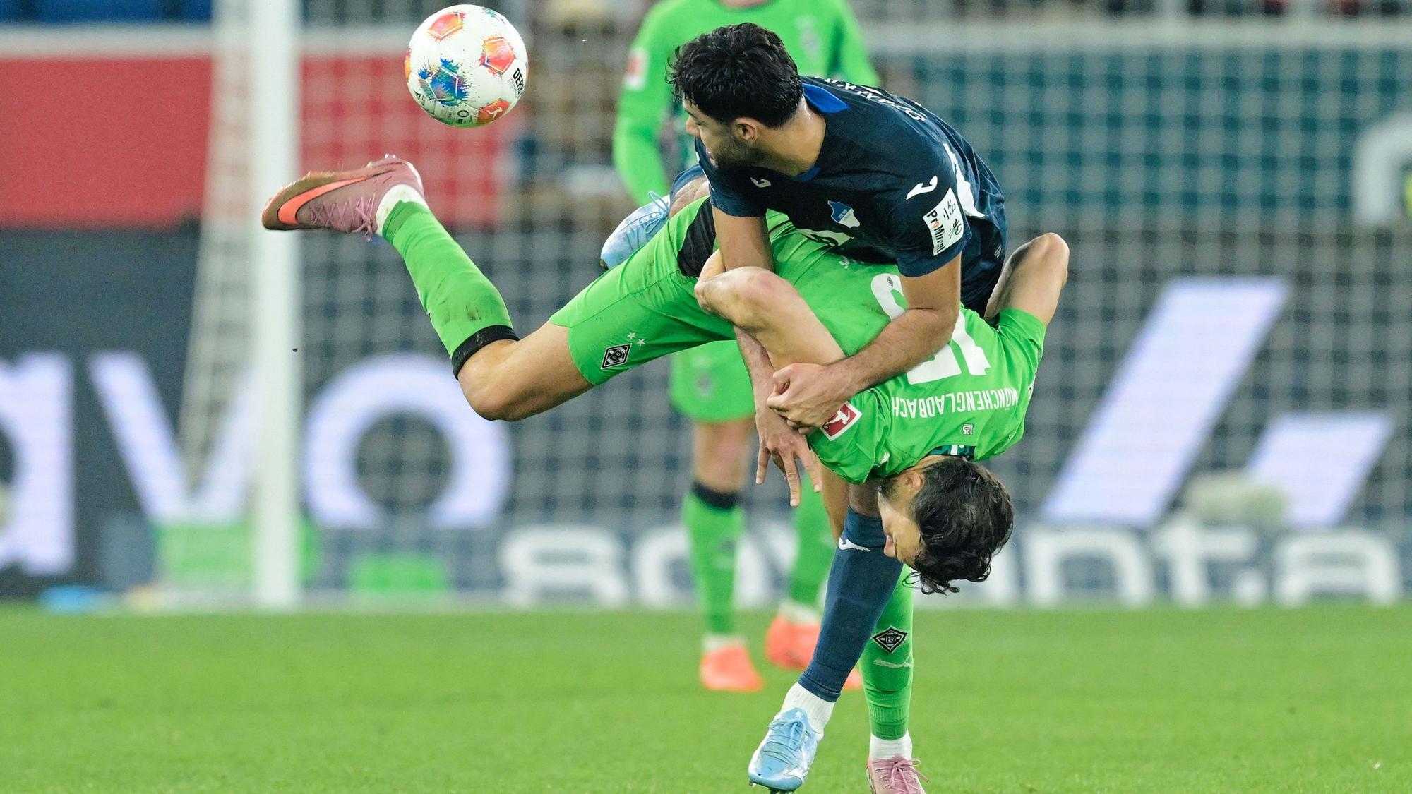 Zweikampf zwischen Ozan Kabak und Haris Tabakovic.