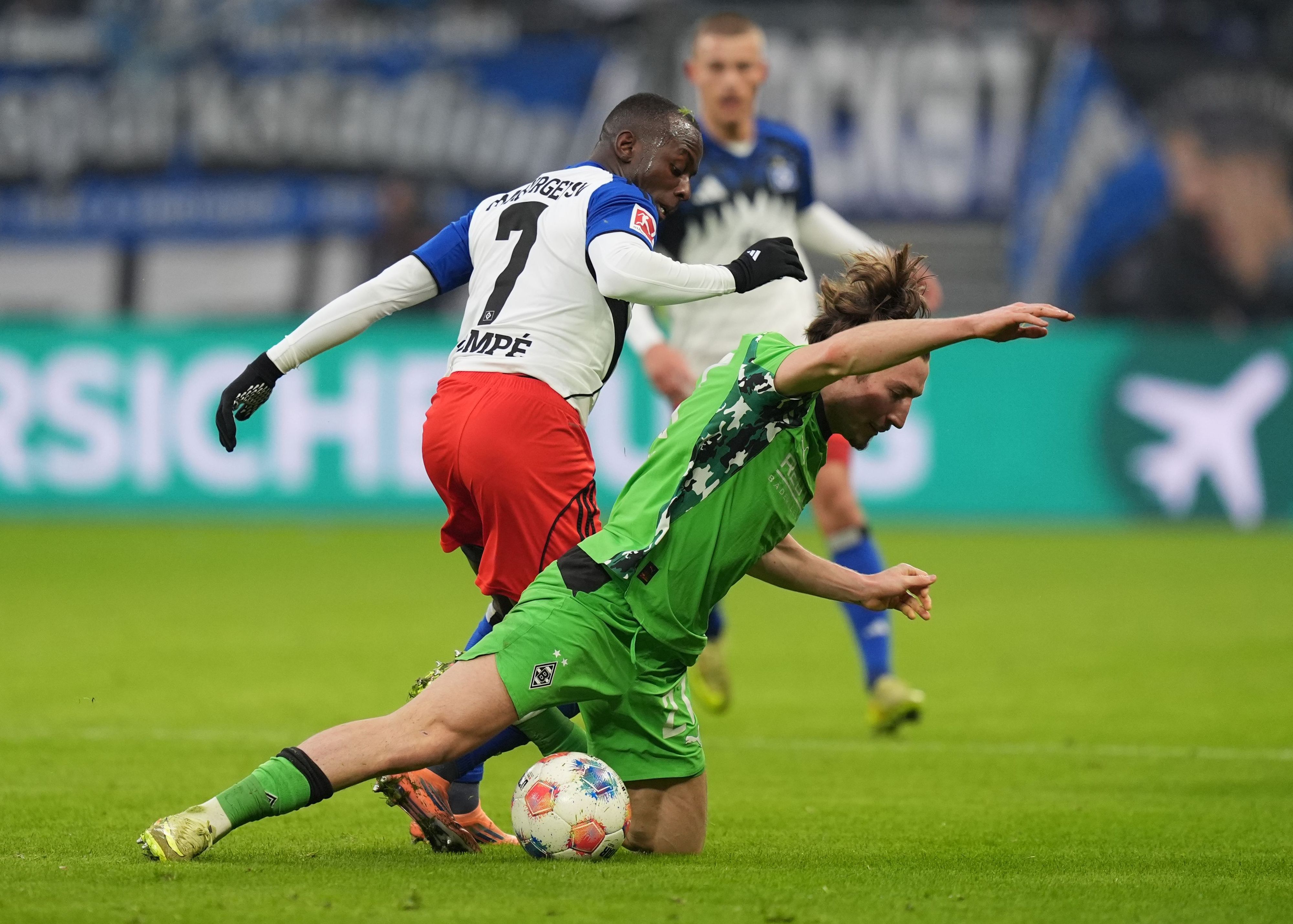 Zweikampf im Bundesliga-Spiel zwischen dem HSV und Gladbach.
