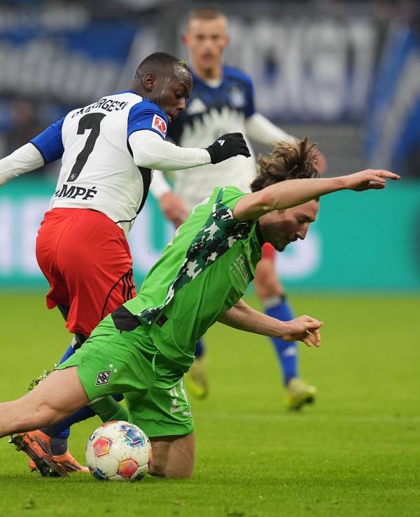 Zweikampf im Bundesliga-Spiel zwischen dem HSV und Gladbach.