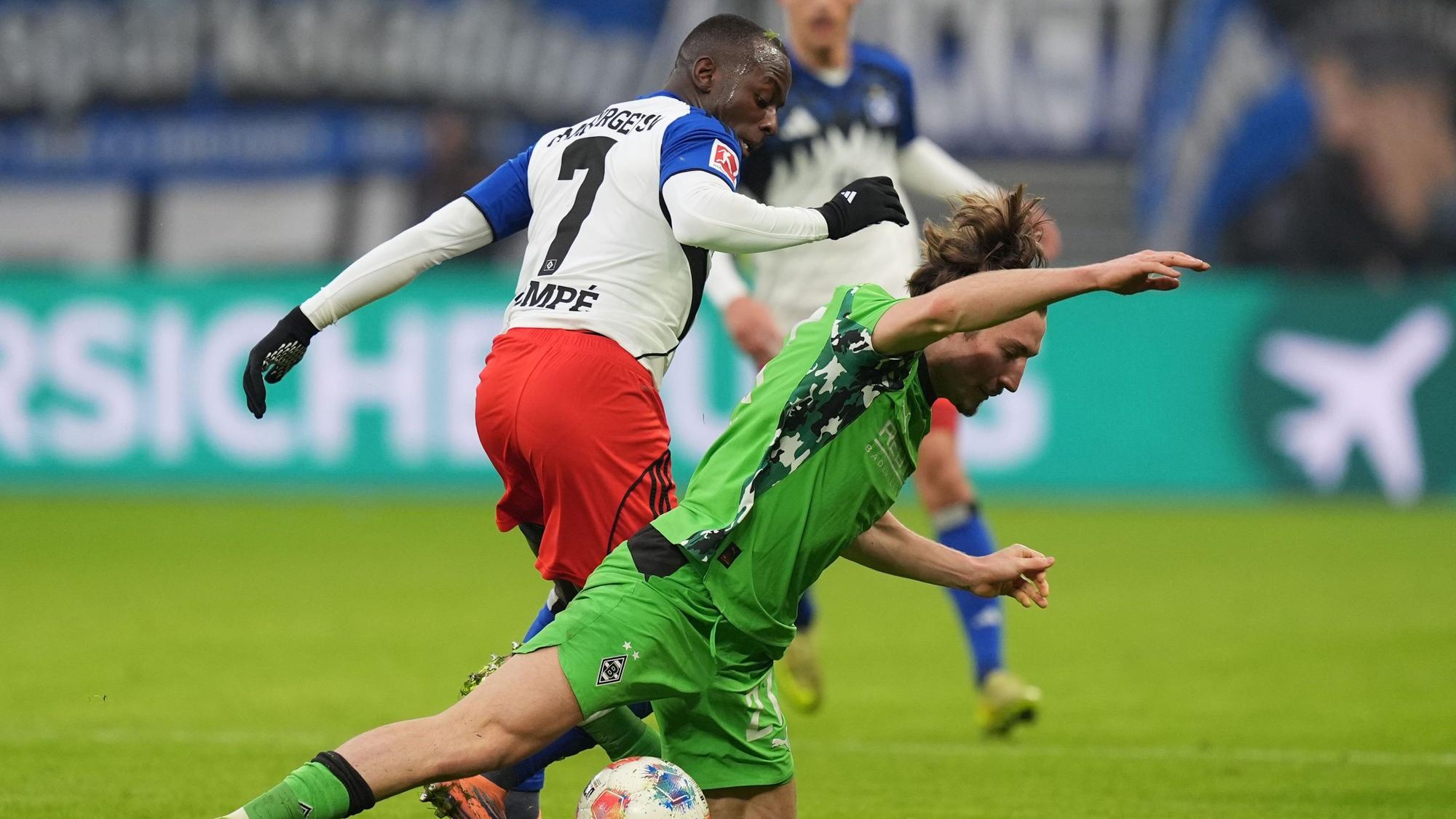 Zweikampf im Bundesliga-Spiel zwischen dem HSV und Gladbach.