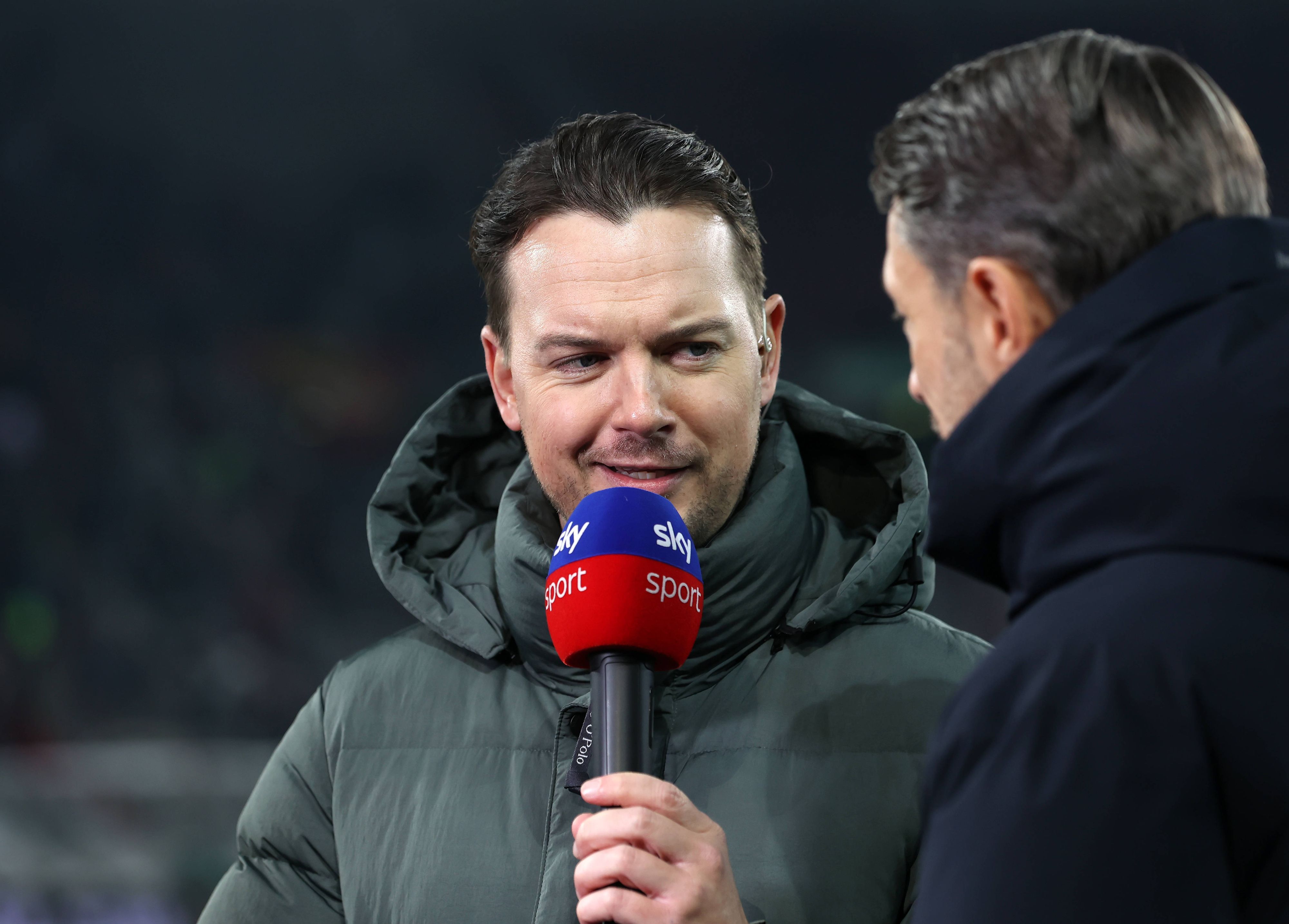 Florian Plettenberg spricht in ein Sky-Mikro.