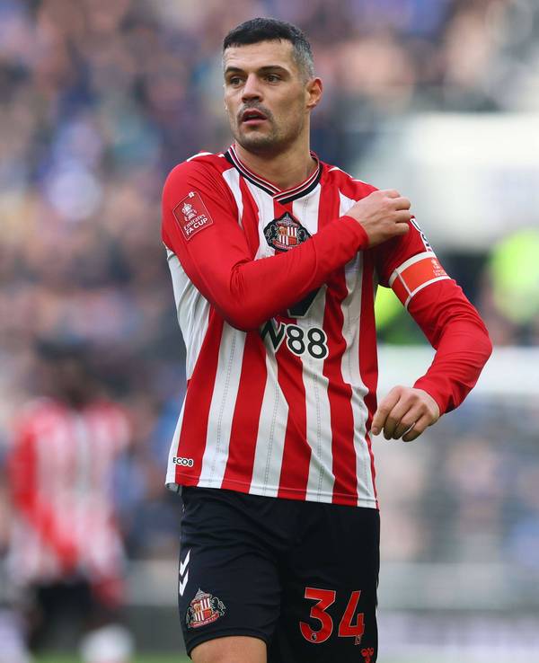 Granit Xhaka fasst sich bei einem Spiel an den Ärmel.
