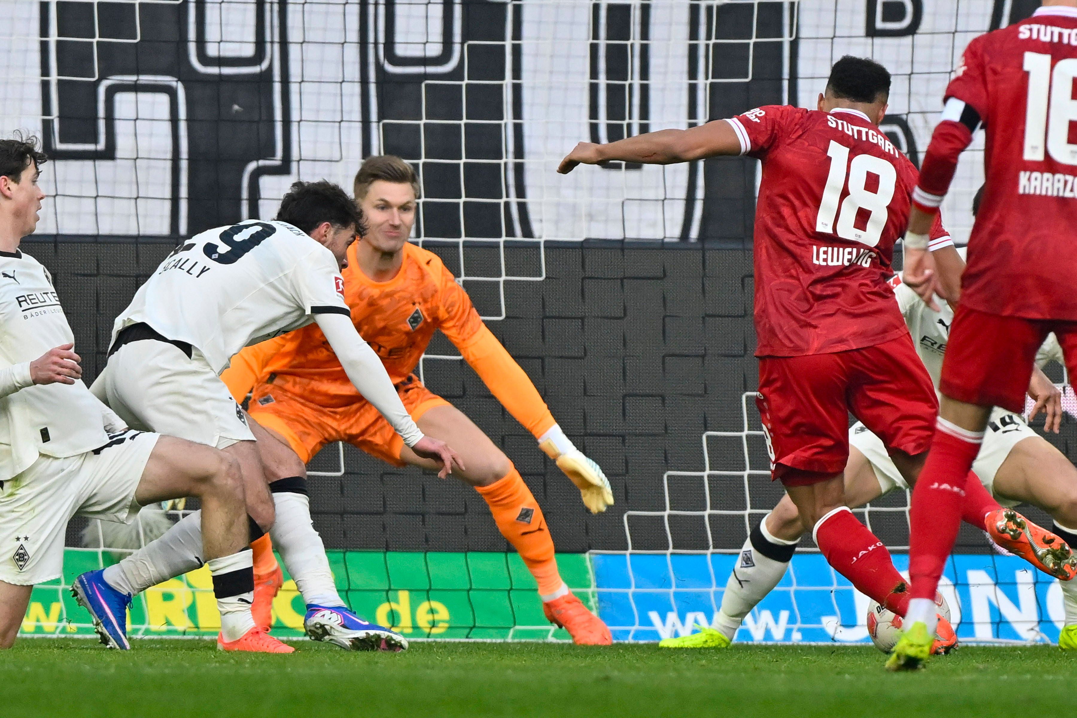 Jamie Leweling schießt das 1:0 für den VfB Stuttgart gegen Borussia Mönchengladbach.
