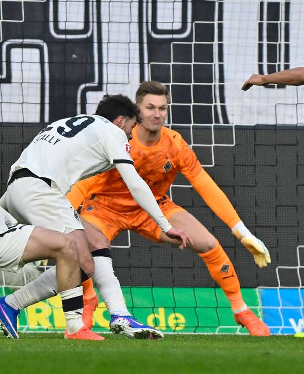 Jamie Leweling schießt das 1:0 für den VfB Stuttgart gegen Borussia Mönchengladbach.