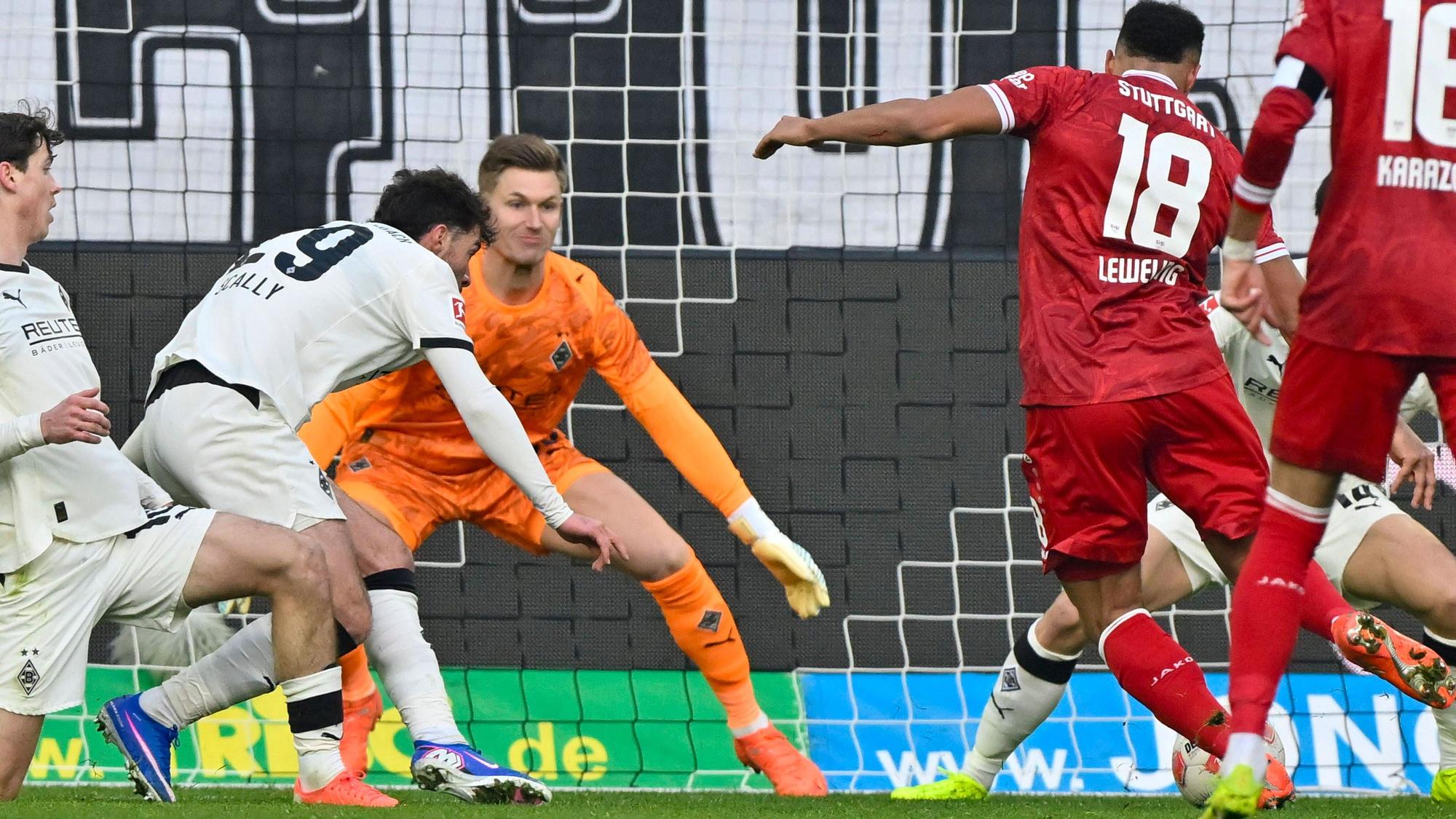 Jamie Leweling schießt das 1:0 für den VfB Stuttgart gegen Borussia Mönchengladbach.